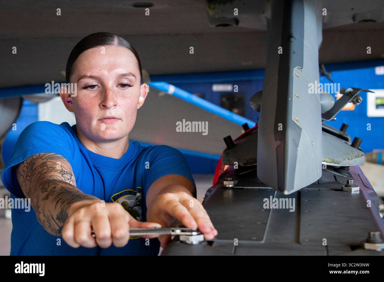26 luglio 2019 - Eglin Air Force base, Florida, USA - Airman 1st Class Baylee Engel, 96th Aircraft Maintenance Squadron Blue, assicura un'arma su un aereo durante il 96th test Wing secondo quarto gara di carico di armi luglio 26 presso Eglin Air Force base, Flag. L'F-16 Blue Team sconfisse l'F-15 Eagle Red Team in una competizione per caricare un AIM-9X e un GBU-39 il più veloce e con il minor numero di errori. (Immagine di credito: © U.S. Air Force/ZUMA Wire/ZUMAPRESS.com) Foto Stock