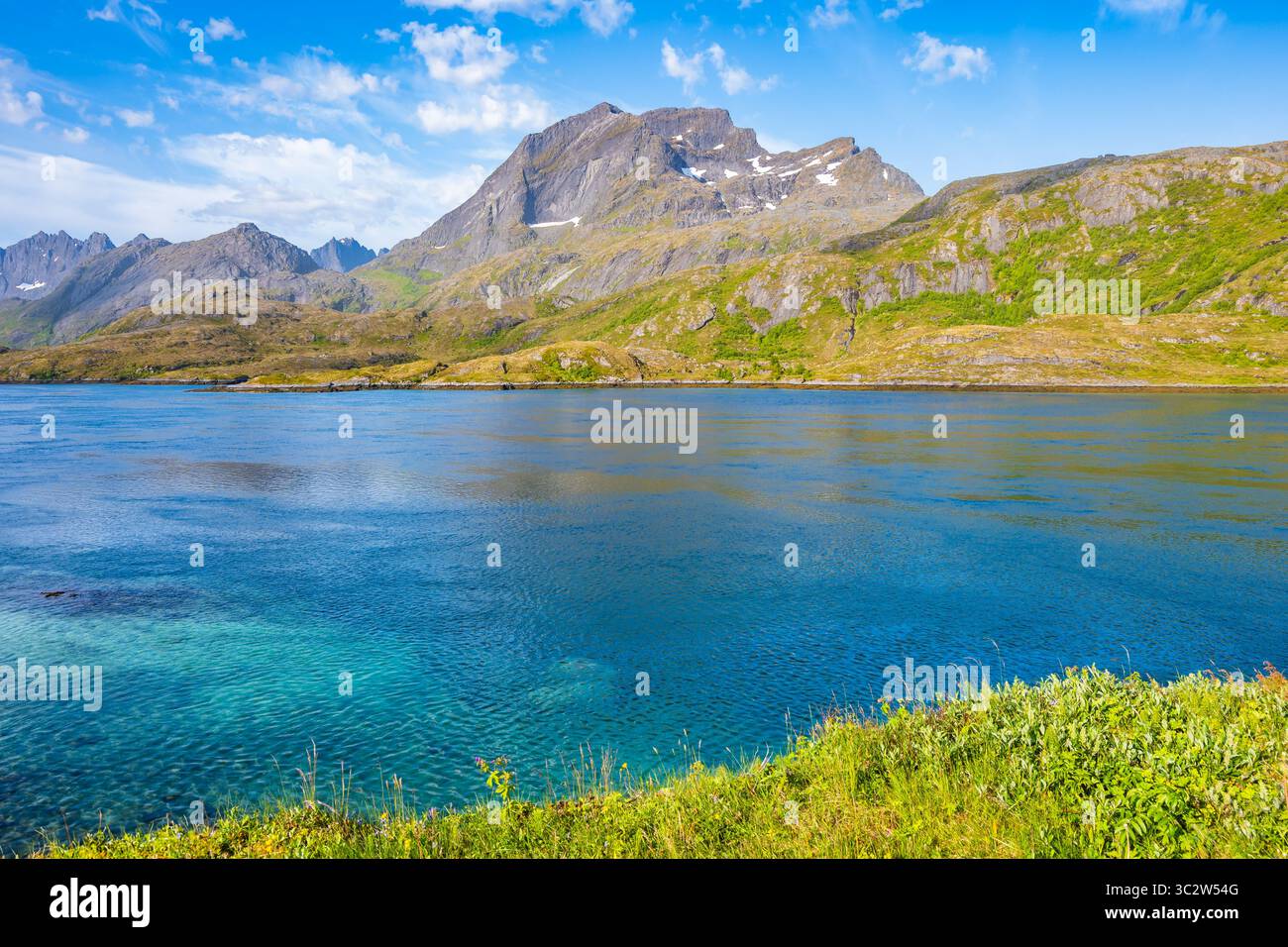 Splendida vista sul mare e sulle montagne vicino al villaggio di Hamnoy in estate, alle isole Lofoten, Norvegia Foto Stock