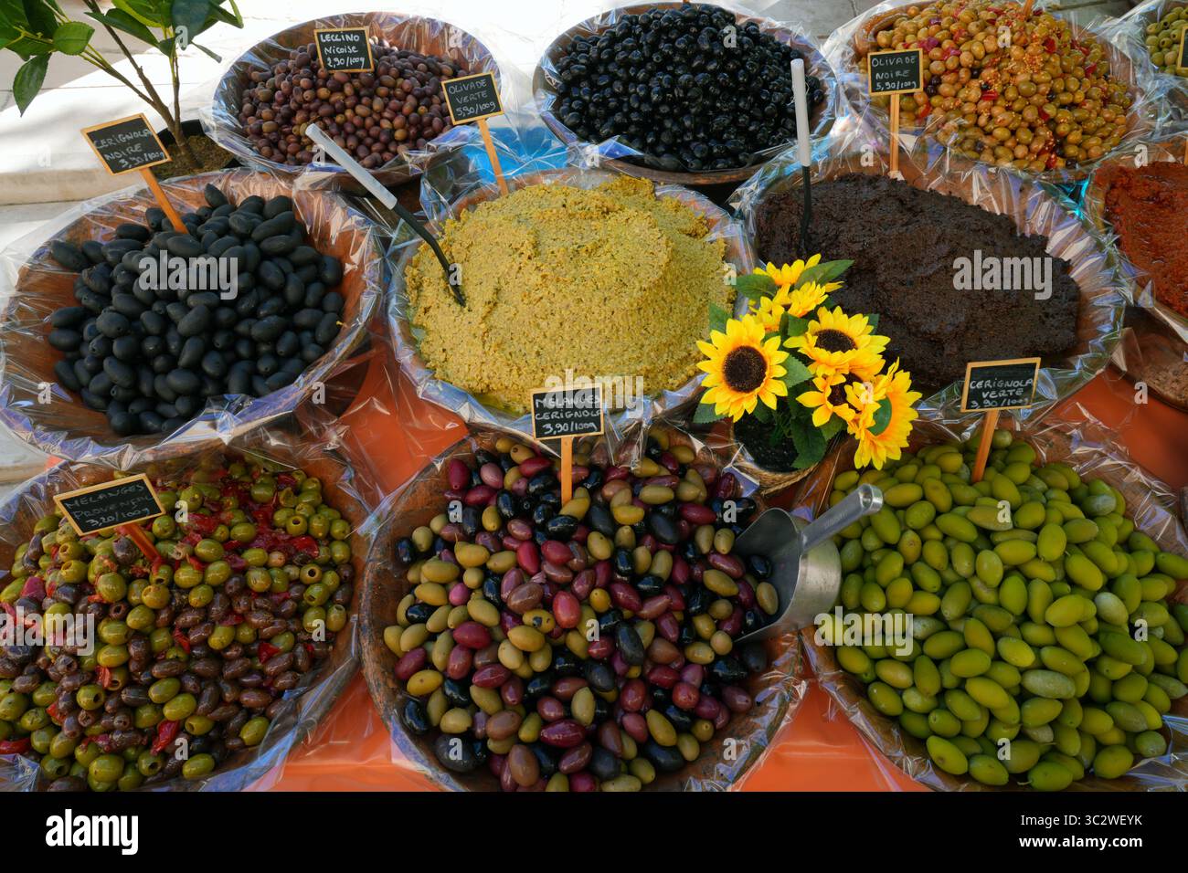 CASSIS, FRANCIA - 21 MAGGIO 2025 - Vista del mercato giornaliero di Cassis, un porto di pescatori del Mediterraneo nel sud della Francia. Foto Stock