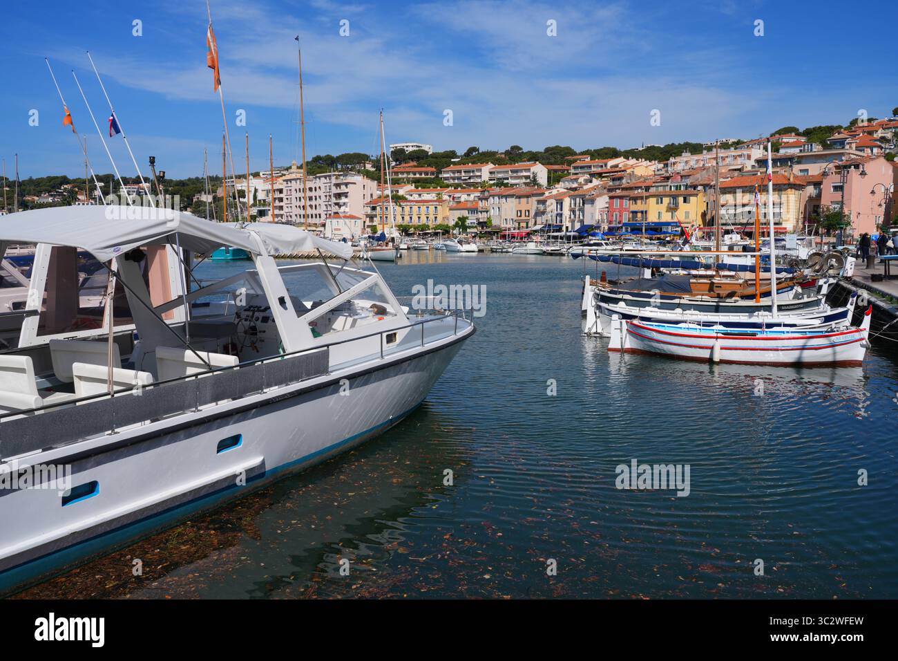 CASSIS, FRANCIA - 21 MAGGIO 2025 - Vista delle barche nel porto di Cassis, un porto di pescatori del Mediterraneo nel sud della Francia vicino alle scogliere delle Calanques. Foto Stock