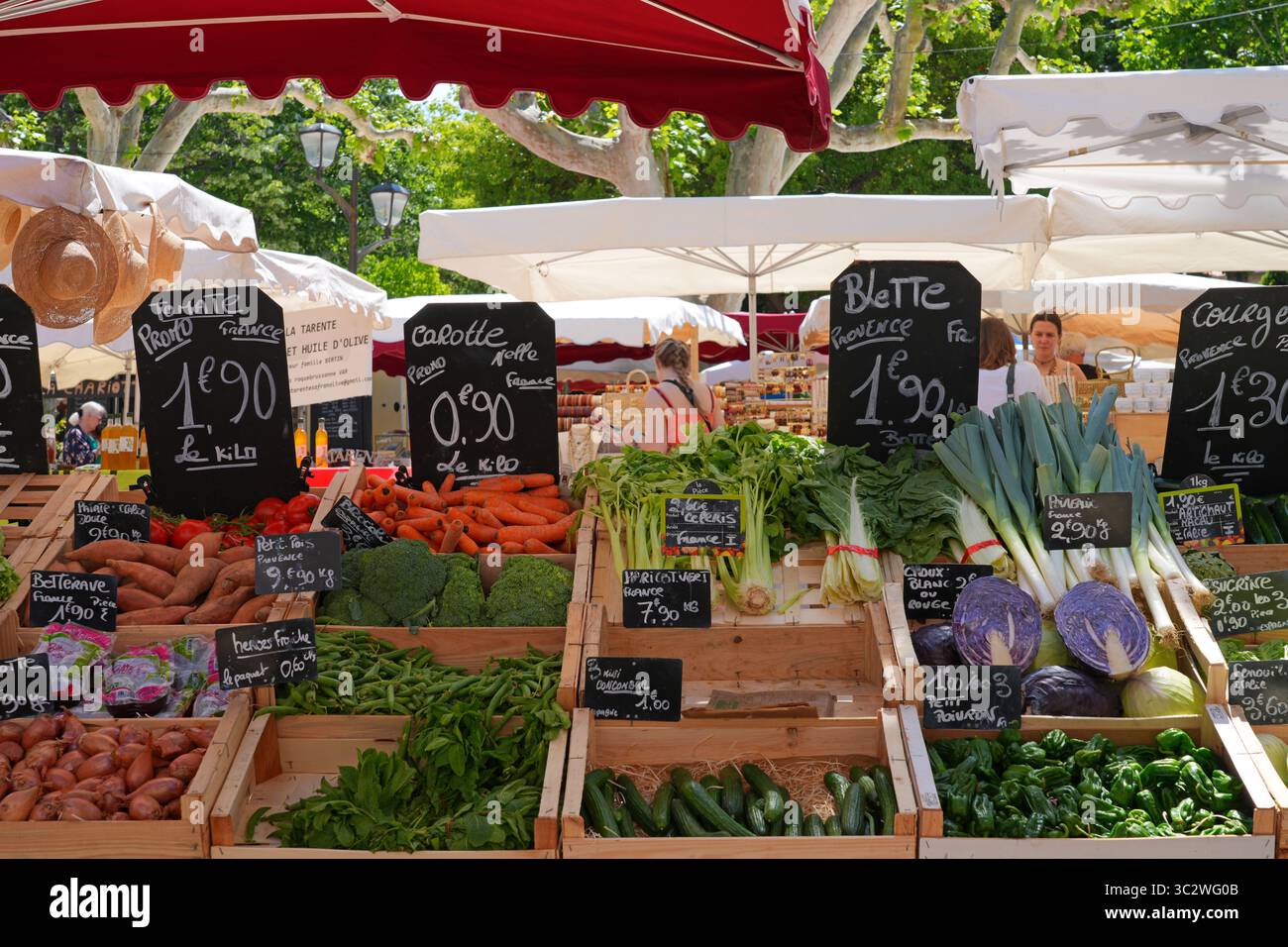 CASSIS, FRANCIA - 21 MAGGIO 2025 - Vista del mercato giornaliero di Cassis, un porto di pescatori del Mediterraneo nel sud della Francia. Foto Stock
