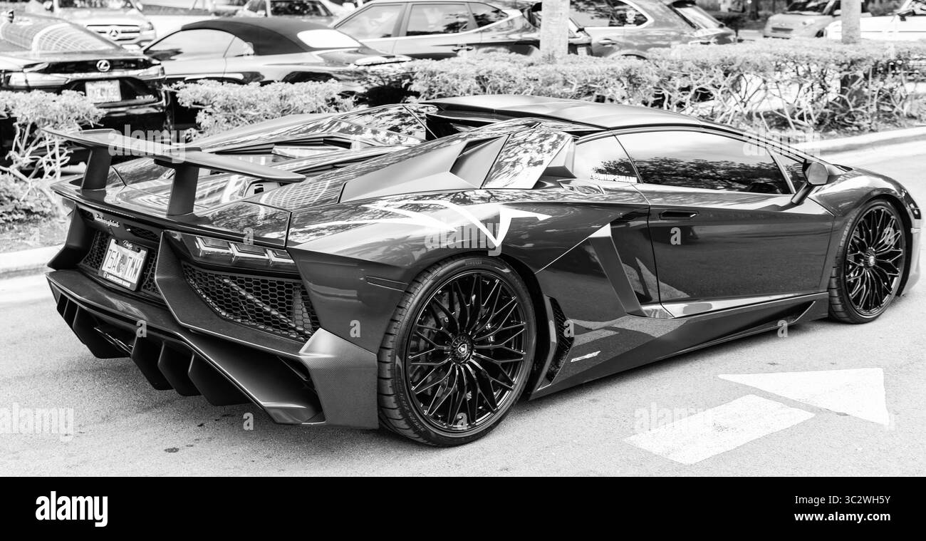 Miami Beach, Florida USA - 8 giugno 2024: 2021 lamborghini Aventador SVJ Roadster a miami Beach. Lamborghini è una casa automobilistica italiana di lusso. Piccoletto Foto Stock