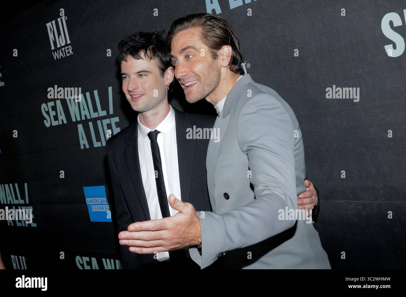 8 agosto 2019, New York City, New York, Stati Uniti: Tom Sturridge (L) e Jake Gyllenhaal partecipano alla serata di apertura di Broadway 'Sea Wall / A Life' all'Hudson Theater di New York. (Immagine di credito: © Efren Landaos/SOPA Images via ZUMA Wire) Foto Stock
