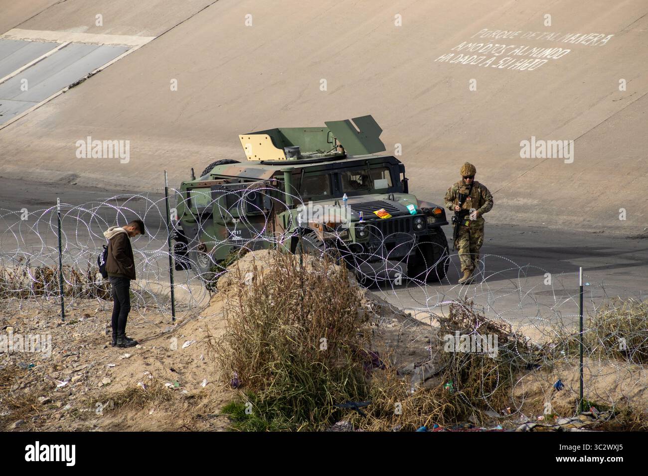 Pattuglia soldati con un veicolo militare al confine fortificato tra Stati Uniti e Messico vicino a Ciudad Juarez. Foto Stock