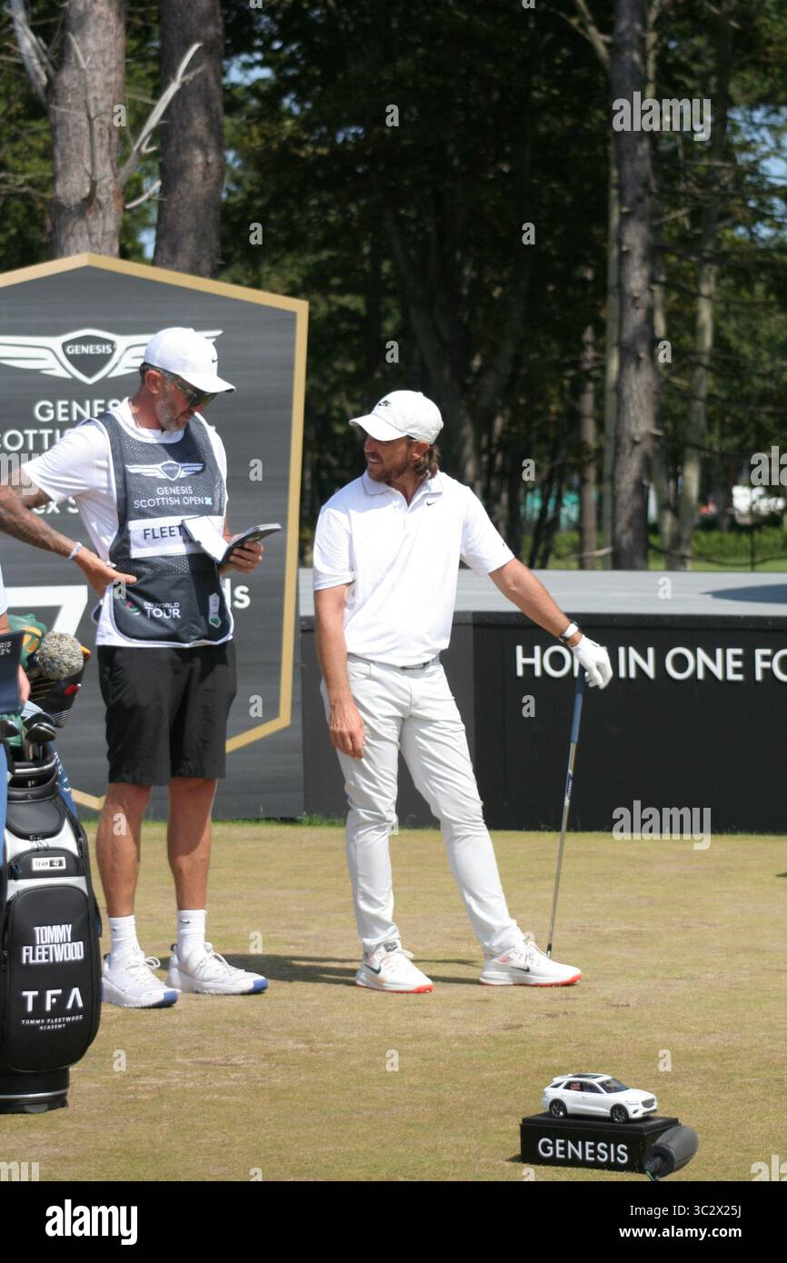 North Berwick Scotland, 13 luglio 2025, Genesis Scottish Open Player e caddie vengono catturati a metà discussione su un lussureggiante campo verde sotto un cielo luminoso. Foto Stock
