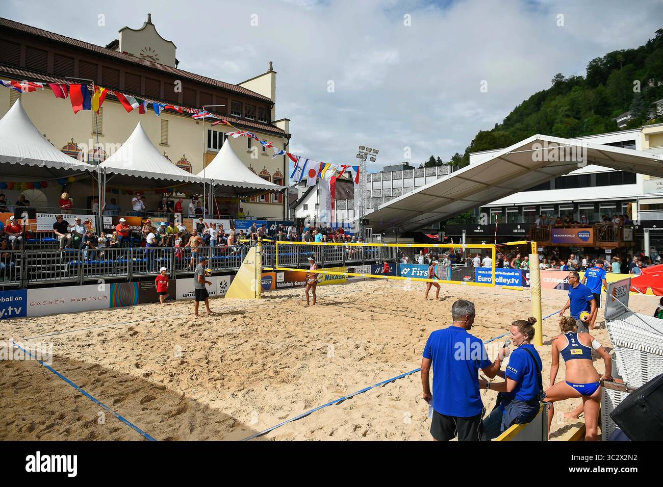 10 agosto 2019, Vaduz, Vaduz, Liechtenstein: Vista generale del campo centrale durante la partita dei quarti di finale del torneo FIVB Beach Volleyball World Tour Star-1. (Immagine di credito: © Bruno De Carvalho/immagini SOPA tramite filo ZUMA) Foto Stock