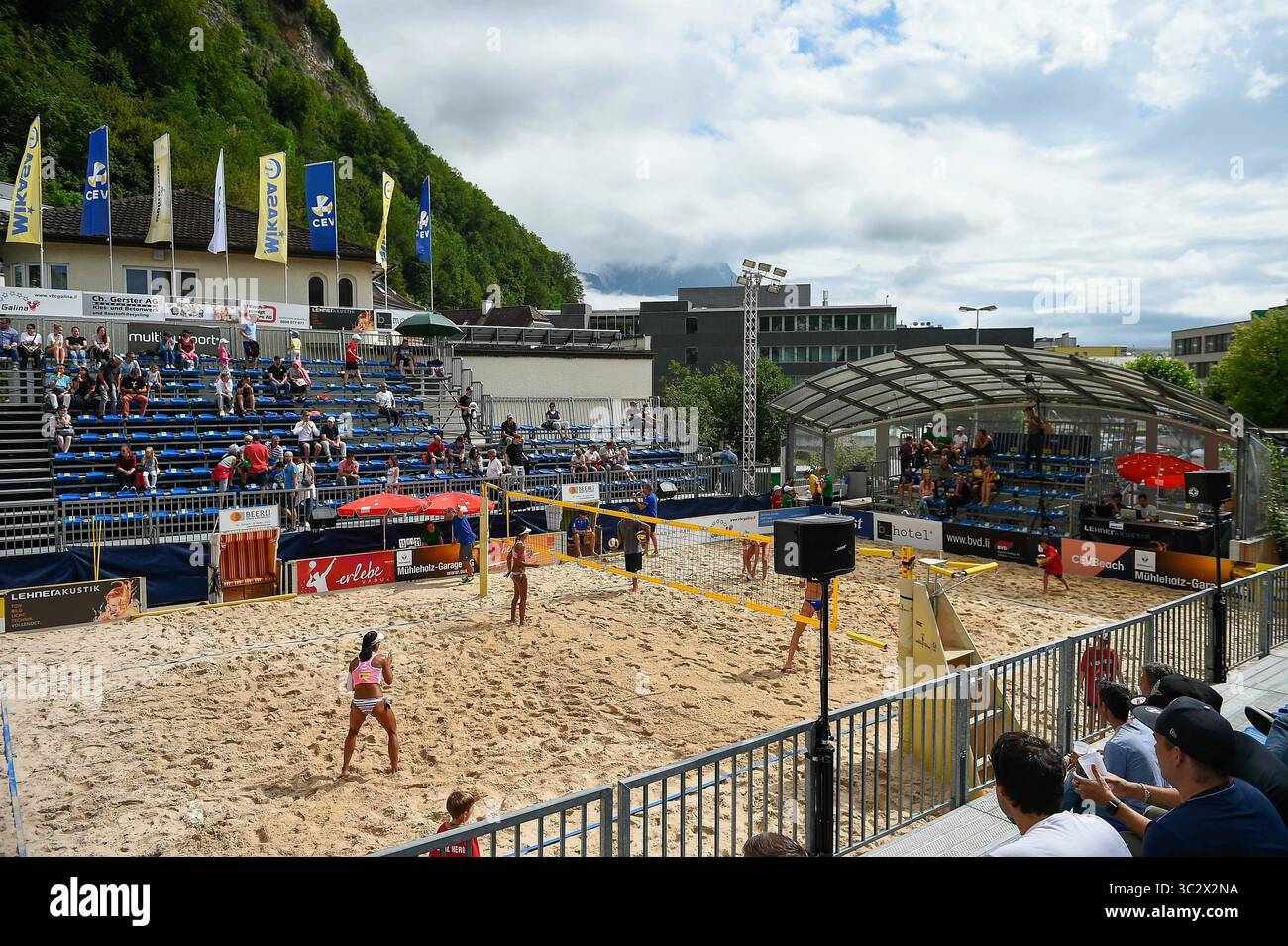 10 agosto 2019, Vaduz, Vaduz, Liechtenstein: Vista generale del campo centrale durante la partita dei quarti di finale del torneo FIVB Beach Volleyball World Tour Star-1. (Immagine di credito: © Bruno De Carvalho/immagini SOPA tramite filo ZUMA) Foto Stock