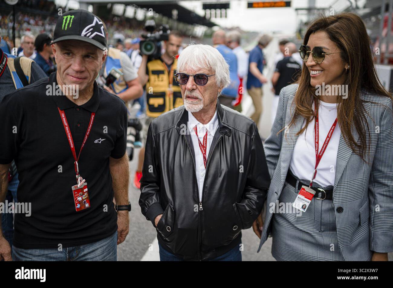 11 agosto 2019, Spielberg, Austria: Randy Mamola (L), ex pilota motociclistico americano, Bernie Ecclestone (C), presidente emerito del gruppo di Formula 1 con sua moglie Fabiana Flosi, che cammina attraverso la griglia di partenza prima della gara del Gran Premio di MotoGP austriaco. (Immagine di credito: © jure Makovec/SOPA Images via ZUMA Wire) Foto Stock
