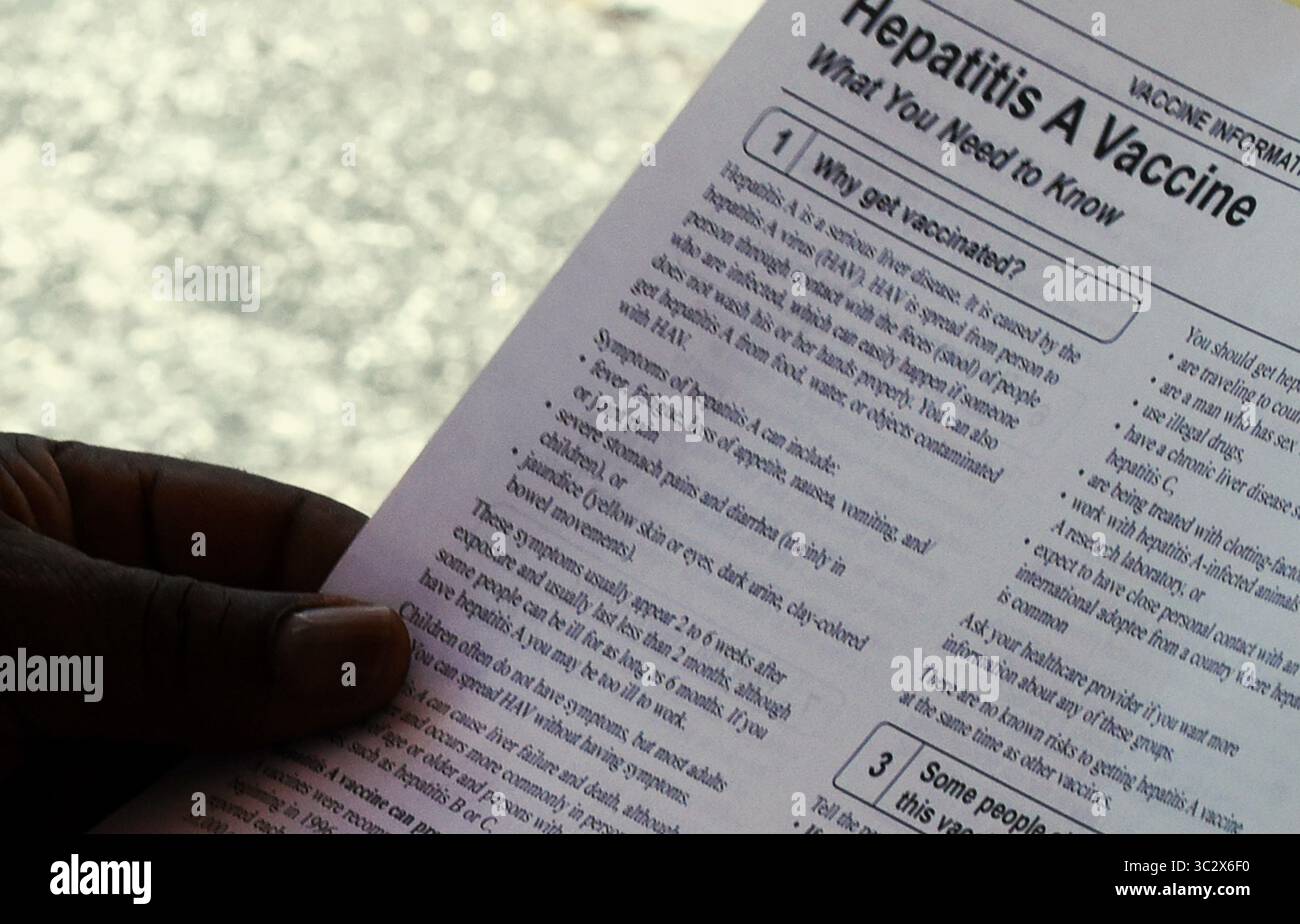 11 agosto 2019, Orlando, Florida, Stati Uniti: Un uomo legge un foglio informativo ad un'epatite Un evento di vaccinazione sponsorizzato dalla Contea di Orange, Florida Health Department in risposta all'epidemia di epatite A nello Stato della Florida e la dichiarazione di un'emergenza di salute pubblica nello stato del 1 agosto 2019. A partire dal 1° luglio 2019, ventisette stati hanno registrato focolai della malattia, con la Florida che ha riportato 2.586 casi, il terzo più alto negli Stati Uniti, con conseguente 31 morti. (Immagine di credito: © Paul Hennessy/SOPA Images via ZUMA Wire) Foto Stock