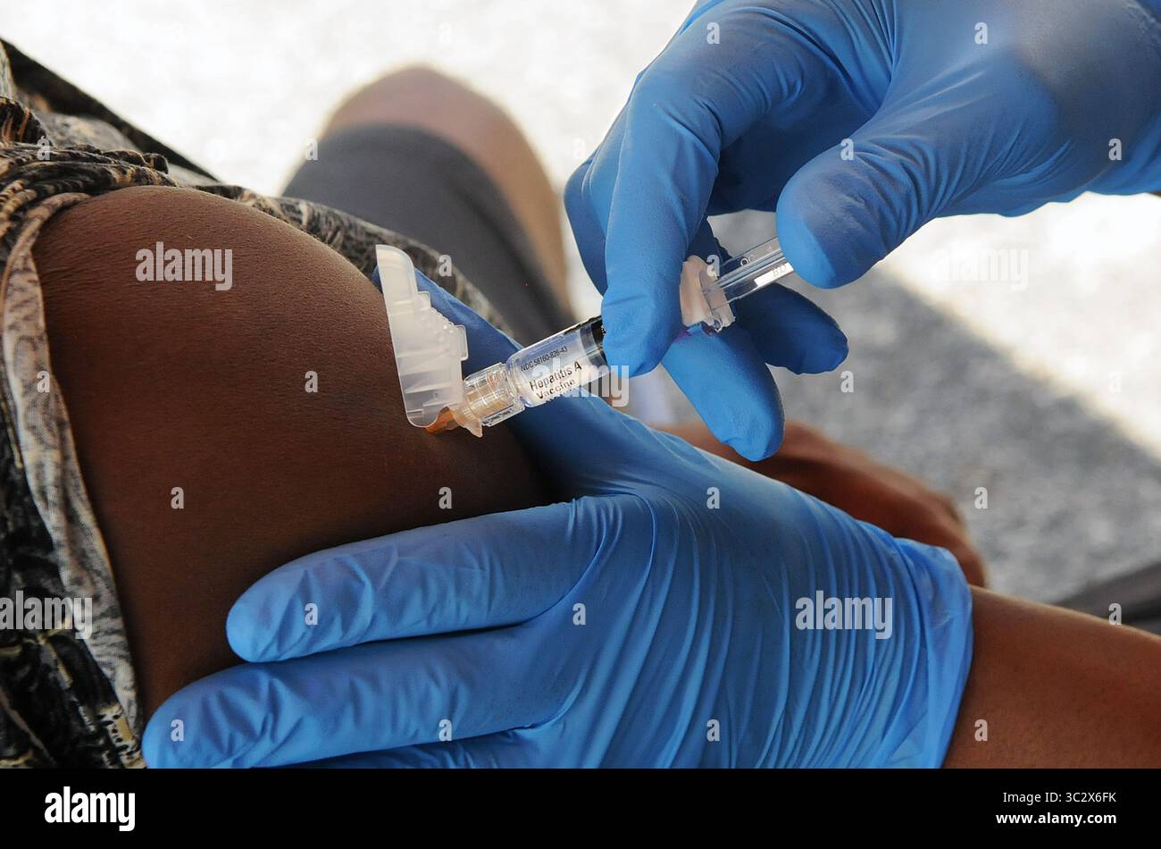 11 agosto 2019, Orlando, FL, Stati Uniti: Un infermiere della contea di Orange, Florida Health Department amministra il vaccino contro l'epatite A un partecipante a un evento di vaccinazione contro l'epatite A che si tiene in risposta all'epidemia di epatite A nello stato della Florida e la dichiarazione 1 agosto 2019 di un'emergenza di salute pubblica nello stato. A partire dal 1° luglio 2019, ventisette stati hanno registrato focolai della malattia, con la Florida che ha riportato 2.586 casi, il terzo più alto negli Stati Uniti, con conseguente 31 morti. (Immagine di credito: © Paul Hennessy/SOPA Images via ZUMA Wire) Foto Stock