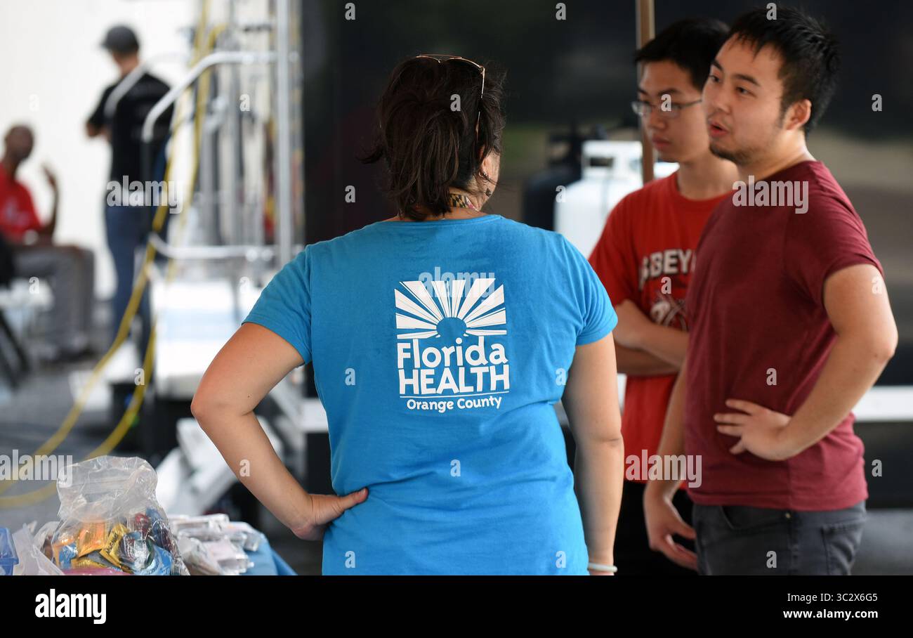 11 agosto 2019, Orlando, FL, Stati Uniti: Alvina Chu della Contea di Orange, Florida Health Department offre servizi alle persone in un evento di vaccinazione contro l'epatite Un evento che si tiene in risposta all'epidemia di epatite A nello Stato della Florida e la dichiarazione 1 agosto 2019 di un'emergenza di salute pubblica nello stato. A partire dal 1° luglio 2019, ventisette stati hanno registrato focolai della malattia, con la Florida che ha riportato 2.586 casi, il terzo più alto negli Stati Uniti, con conseguente 31 morti. (Immagine di credito: © Paul Hennessy/SOPA Images via ZUMA Wire) Foto Stock