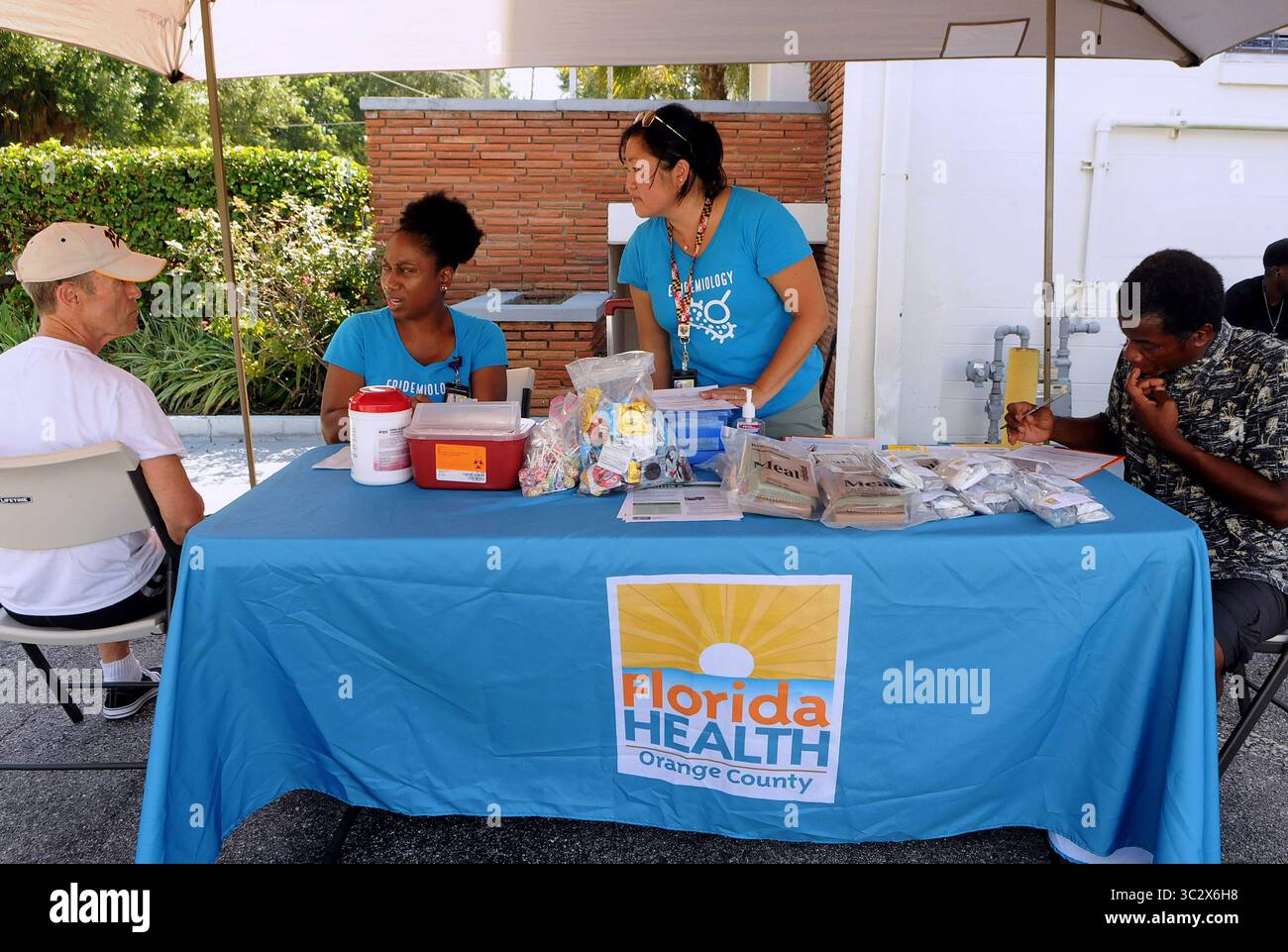 11 agosto 2019, Orlando, Florida, Stati Uniti: Karen McKenzie (seduta L) e Alvina Chu (in piedi) della Contea di Orange, Florida Health Department ospitano un evento di vaccinazione contro l'epatite A in risposta all'epidemia di epatite A nello Stato della Florida e la dichiarazione di un'emergenza di salute pubblica nello stato del 1 agosto 2019. A partire dal 1° luglio 2019, ventisette stati hanno registrato focolai della malattia, con la Florida che ha riportato 2.586 casi, il terzo più alto negli Stati Uniti, con conseguente 31 morti. (Immagine di credito: © Paul Hennessy/SOPA Images via ZUMA Wire) Foto Stock