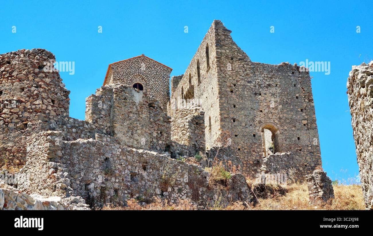 Rovine panoramiche degli edifici della città medievale fantasma abbandonata di Mystras nel Peloponneso, in Grecia Foto Stock