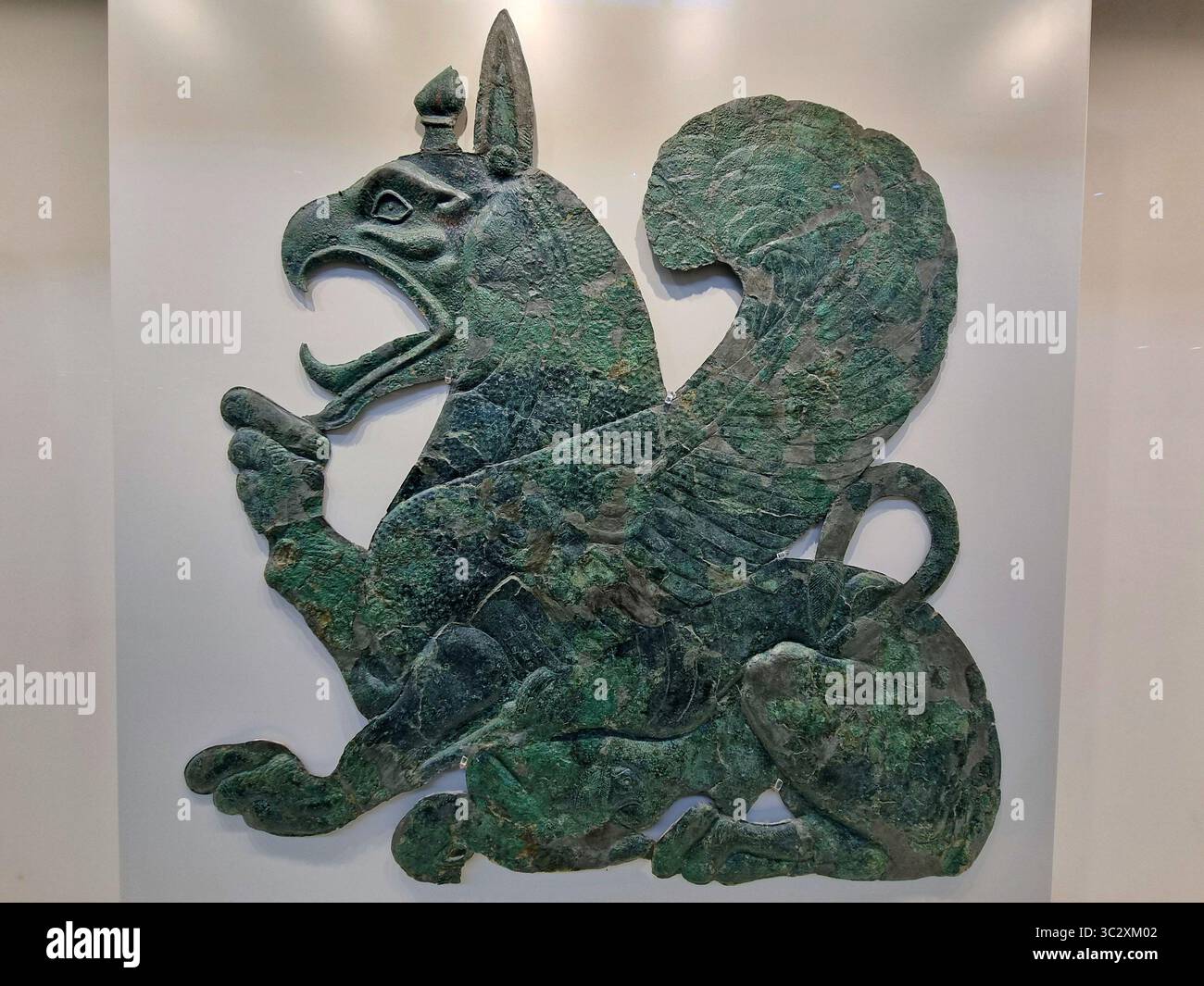 Un rilievo in bronzo raffigurante un grifone nella collezione del Museo Archeologico dell'Antica Olimpia, Peloponneso, Grecia Foto Stock