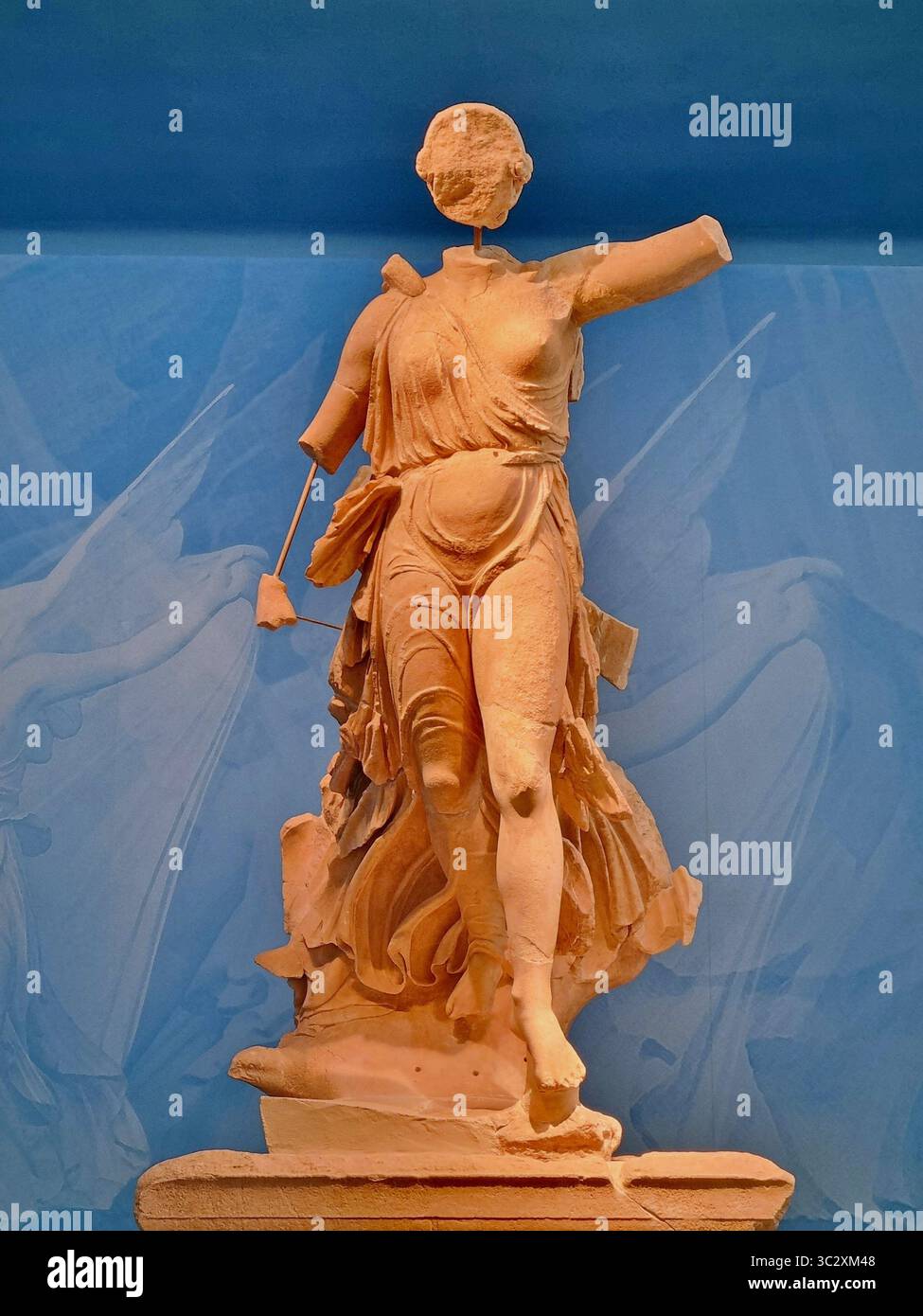 Splendida statua in marmo della dea greca Nike dello scultore Peonio, appartenente alla collezione del Museo Archeologico dell'antica Olimpia, Grecia Foto Stock