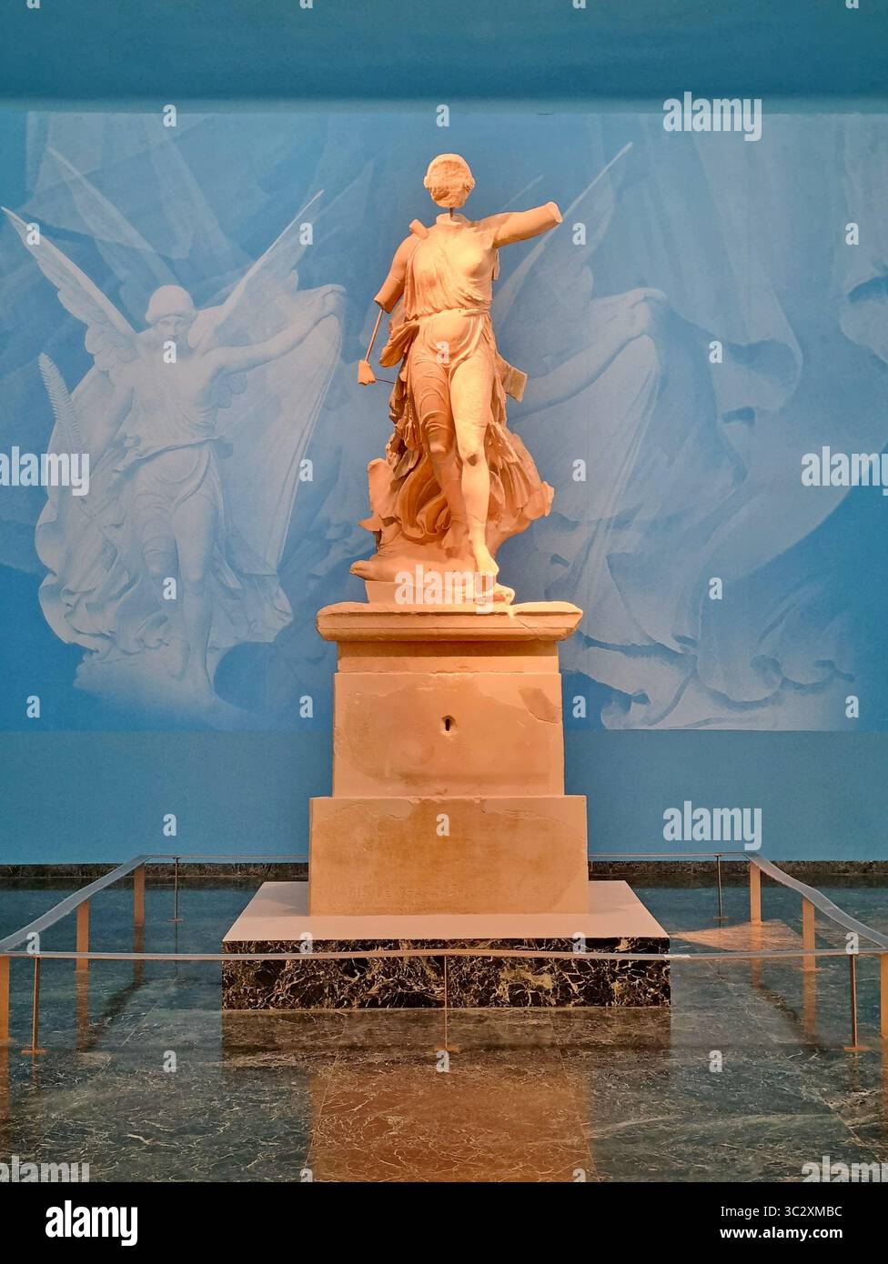 Un'elegante statua in marmo della dea Nike, un capolavoro della collezione del Museo Archeologico dell'Antica Olimpia, Grecia Foto Stock