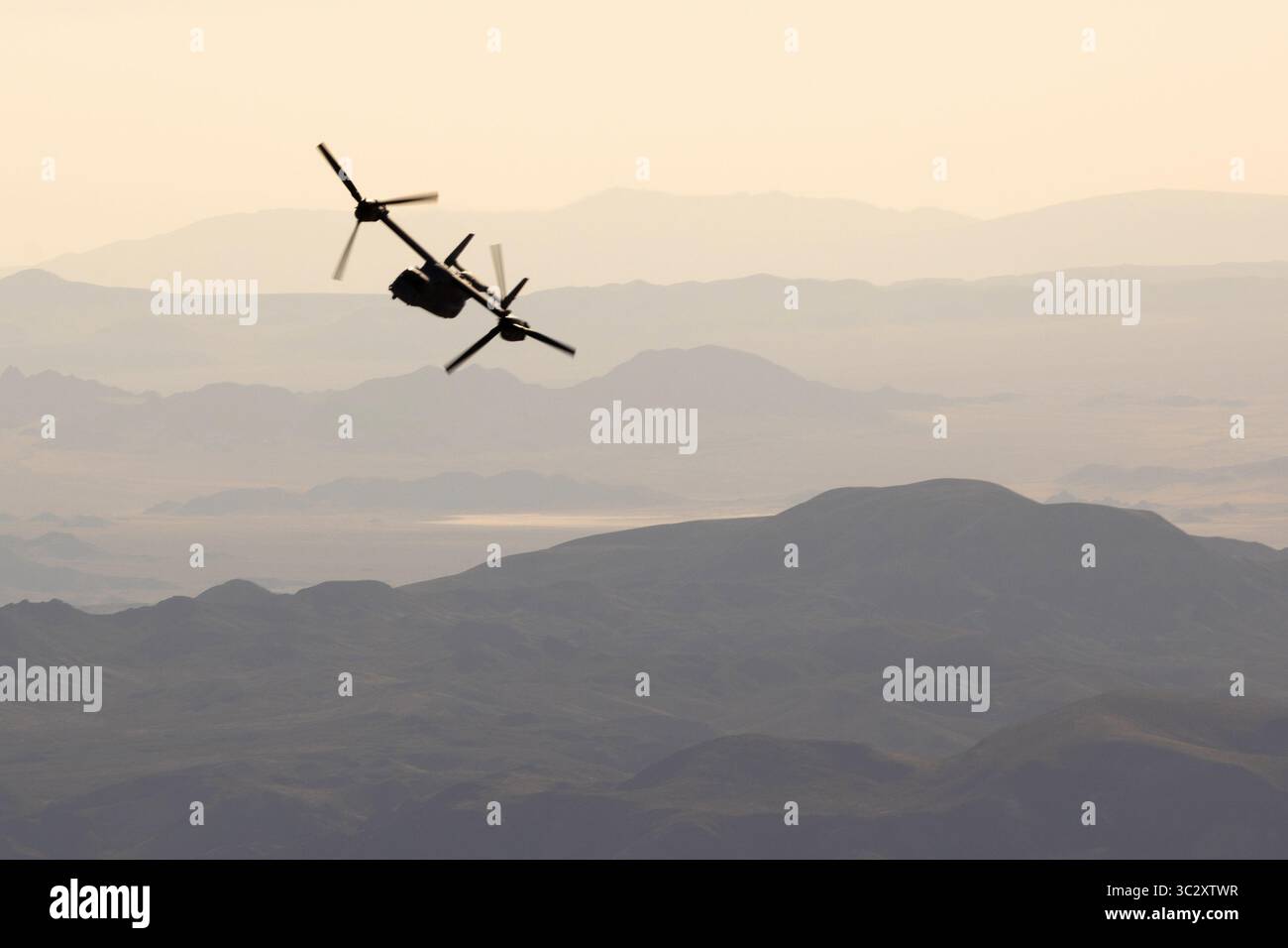 11 agosto 2019 - Marine Corps Air Ground Combat C, California, USA - un MV-22B Osprey assegnato al Marine Medium Tiltrotor Squadron 263 conduce operazioni di volo durante Integrated Training Exercise 5-19 al Marine Corps Air Ground Combat Center, Twentynine Palms, California, 11 agosto 2019. ITX 5-19 è un'esercitazione di addestramento su larga scala con armi combinate che produce forze pronte al combattimento in grado di operare come una Marine Air-Ground Task Force integrata. (Immagine di credito: © U.S. Marines/ZUMA Wire/ZUMAPRESS.com) Foto Stock