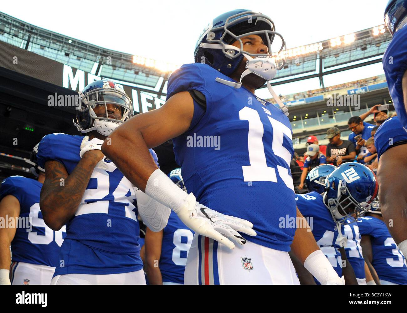 Agosto 16, 2019: Agosto 16, 2019 : New York Giants ricevente larga GOLDEN TATE III (15) come i giocatori vengono fuori sul campo. Il gioco ha avuto luogo a Met Life Stadium, East Rutherford, NJ. (Credito Immagine: © Bennett CohenZUMA filo) Foto Stock