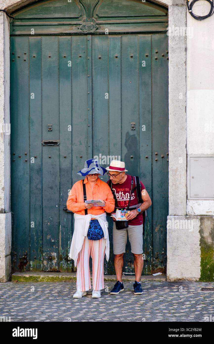 Coppia di turisti di mezza età perduta che guarda una mappa della città, uomo e donna, Lisbona, Portogallo Foto Stock