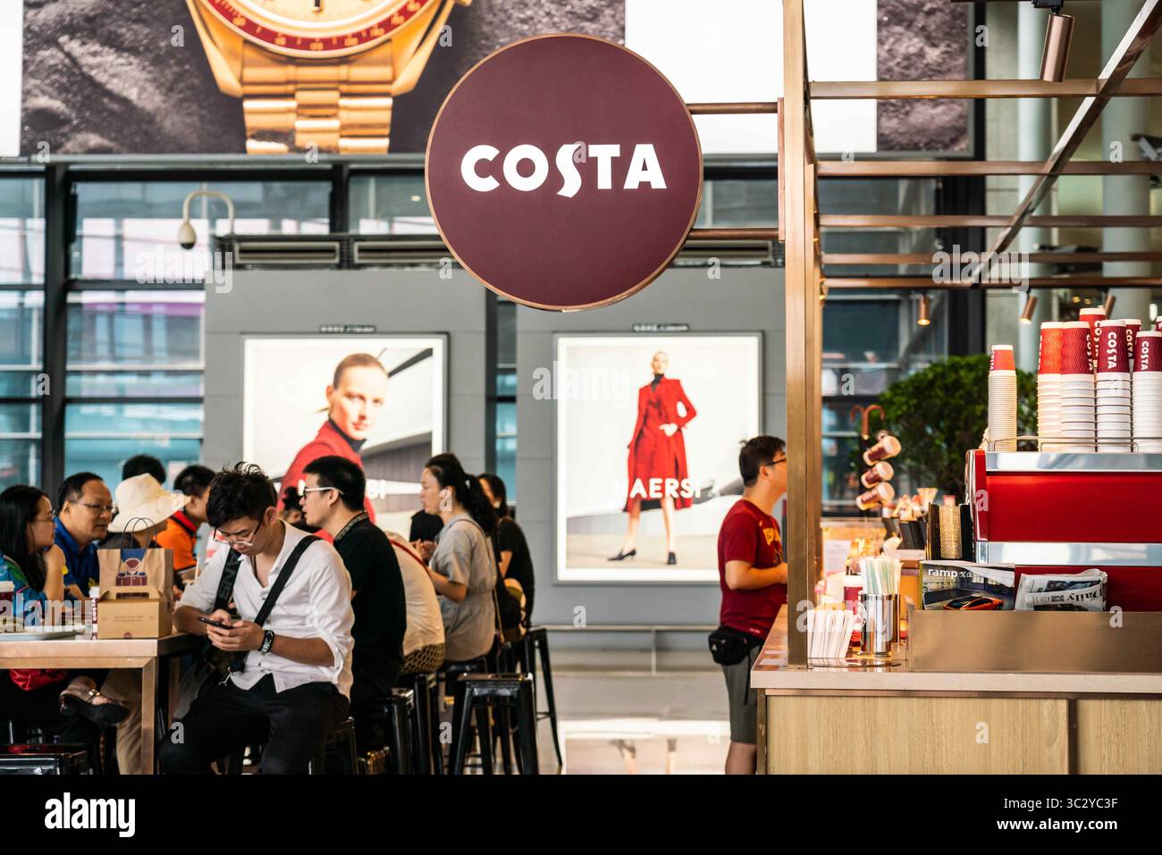 4 agosto 2019, Shanghai, Cina: Clienti visti presso la multinazionale britannica Costa Coffee store all'aeroporto internazionale di Shanghai Hongqiao. (Immagine di credito: © Alex Tai/SOPA Images via ZUMA Wire) Foto Stock