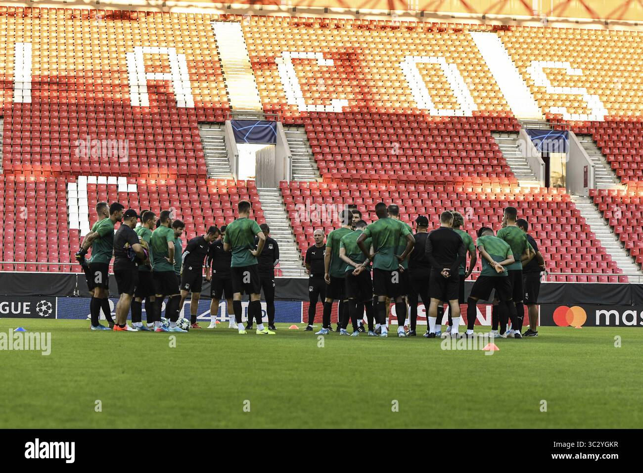 20 agosto 2019, Atene, Grecia: L'allenatore di Krasnodar Sergey Matveyev con i suoi giocatori partecipa alla sessione di allenamento allo stadio Karaiskaki nel Pireo..Krasnodar affronterà l'Olympiakos nella partita di andata dei play-off di UEFA Champions League il 21 agosto 2019. (Immagine di credito: © Dimitris Lampropoulos/SOPA Images via ZUMA Wire) Foto Stock