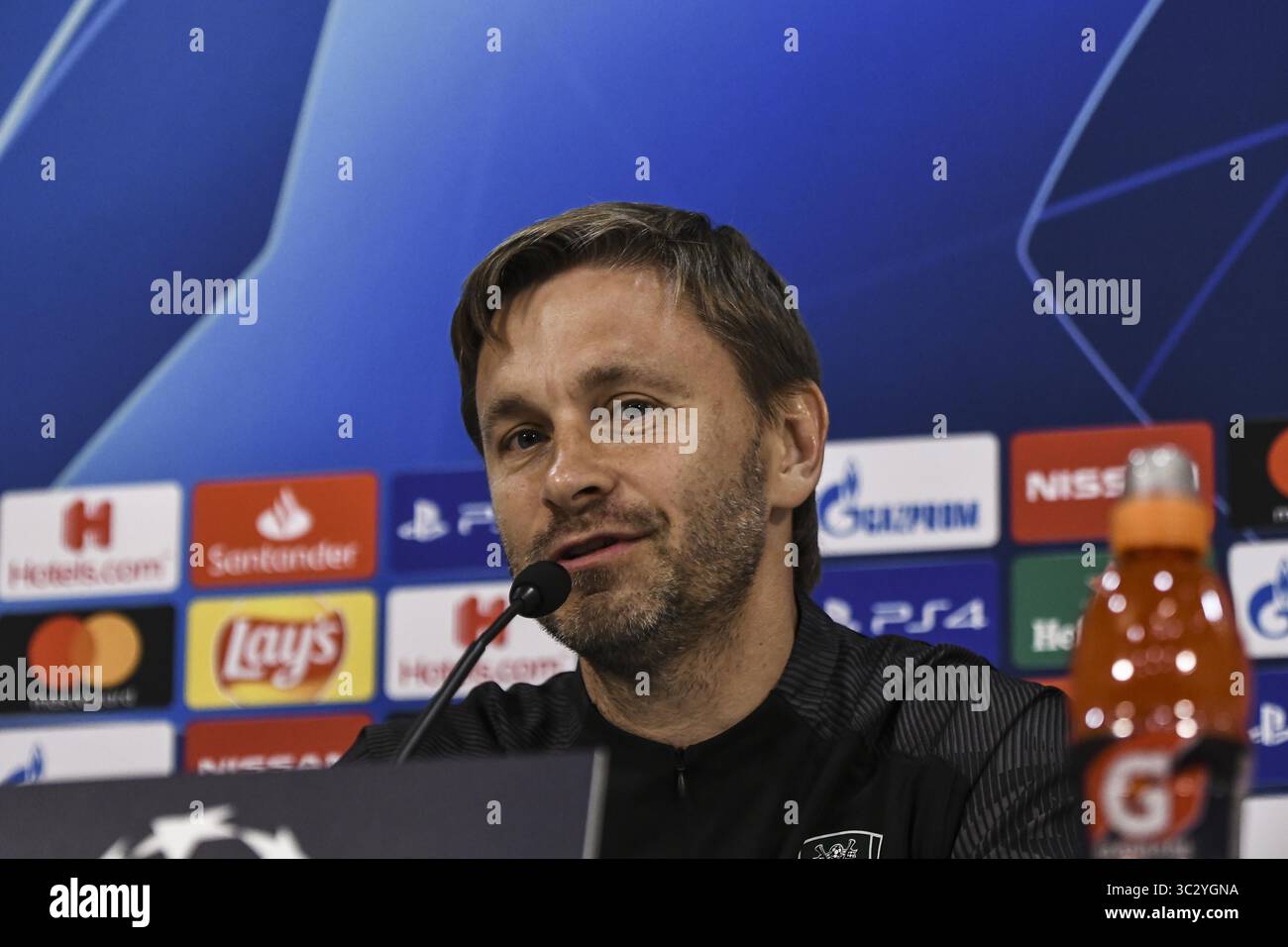 Agosto 20, 2019, Atene, Grecia: Krasnodar's head coach Sergey Matveyev parla durante una conferenza stampa al Karaiskaki stadium nel porto del Pireo. .Krasnodar dovrà affrontare Olympiakos in loro la UEFA Champions League Play-off prima gamba corrisponde il 21 agosto 2019. (Credito Immagine: © Dimitris Lamppropoulos/SOPA immagini via ZUMA filo) Foto Stock