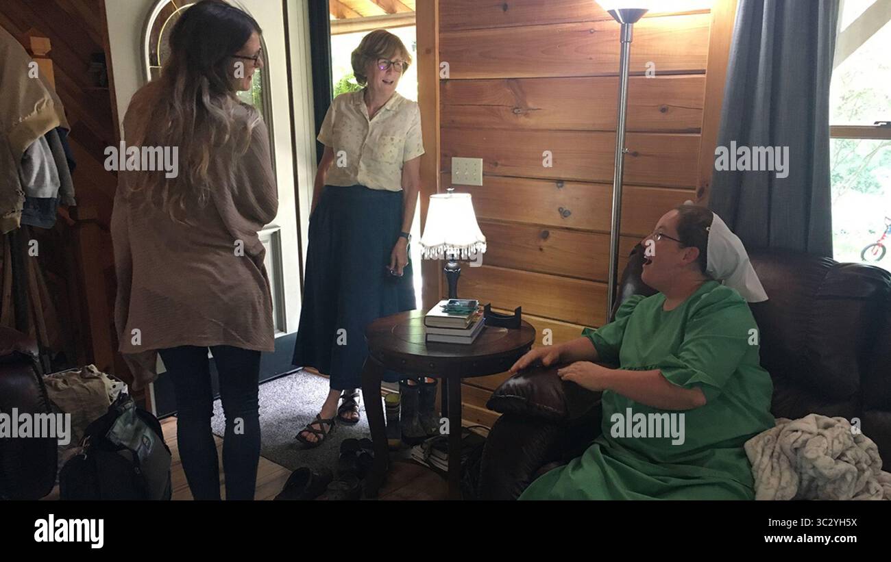 20 agosto 2019, Stati Uniti: L'ostetrica Sheryl Shafer, al centro, e la sua apprendista Kelsie Boehm, hanno lasciato la casa rurale del Tennessee occidentale della 29enne Karen Schrock, che è al suo terzo trimestre. Schrock preferisce le ostetriche di nascita a casa alla consegna in ospedale, anche se gli ospedali sono meglio attrezzati in caso di emergenza. "Per noi è un rischio che vale la pena correre", ha detto Schrock. (Immagine di credito: © TNS via cavo ZUMA) Foto Stock