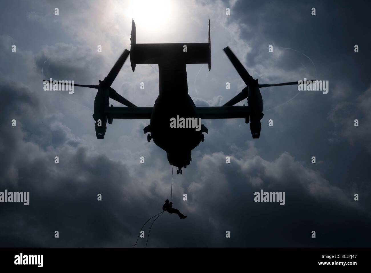 14 agosto 2019 - Camp Hansen, Okinawa, Giappone - Un Marine degli Stati Uniti con il 3rd Reconnaissance Battalion respinge un MV-22 Osprey durante l'addestramento della tecnica di sospensione della corda dell'elicottero al ponte di parata a Camp Hansen, Okinawa, Giappone, il 14 agosto 2019. Marine con 3rd Recon BN. E i soldati del 1st Special Forces Group hanno ricevuto addestramento dal Expeditionary Operations Training Group, III Marine Expeditionary Force Information Group, su HRST, che è il sistema che il corpo dei Marines utilizza per inserire in un'area tramite aerei sospesi. (Immagine di credito: © U.S. Marines/ZUMA Wire/ZUMAPRESS.com) Foto Stock