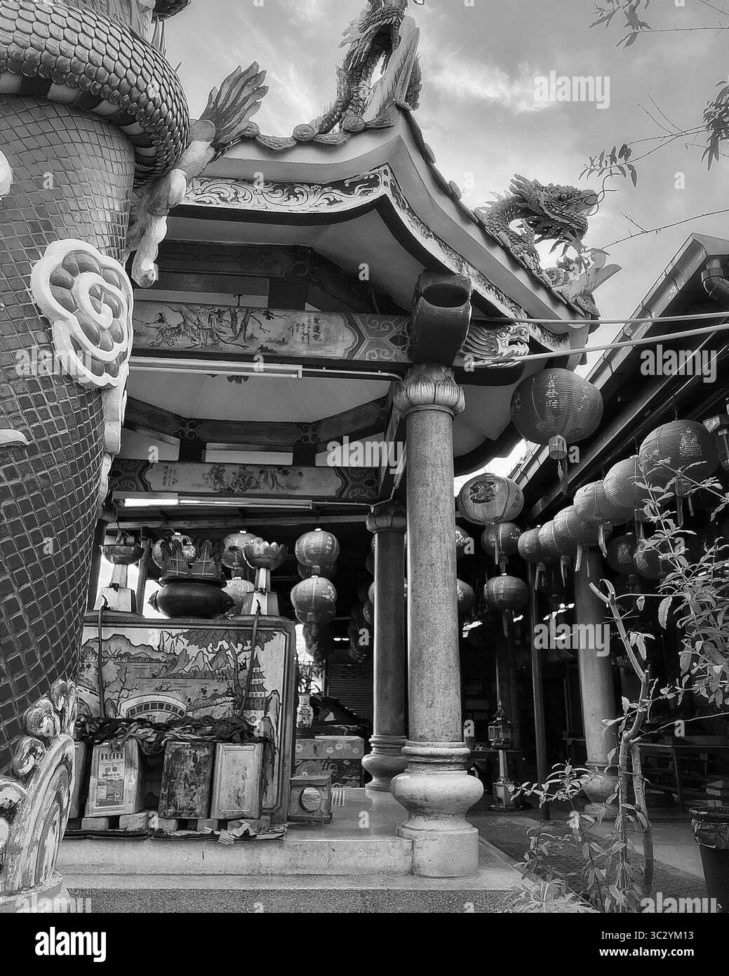 Tempio cinese a Bangkok con colonne rosse, draghi e lanterne, ornato e spirituale sotto un cielo caldo. Bangkok, Thailandia. 20 giugno 2024. Foto Stock