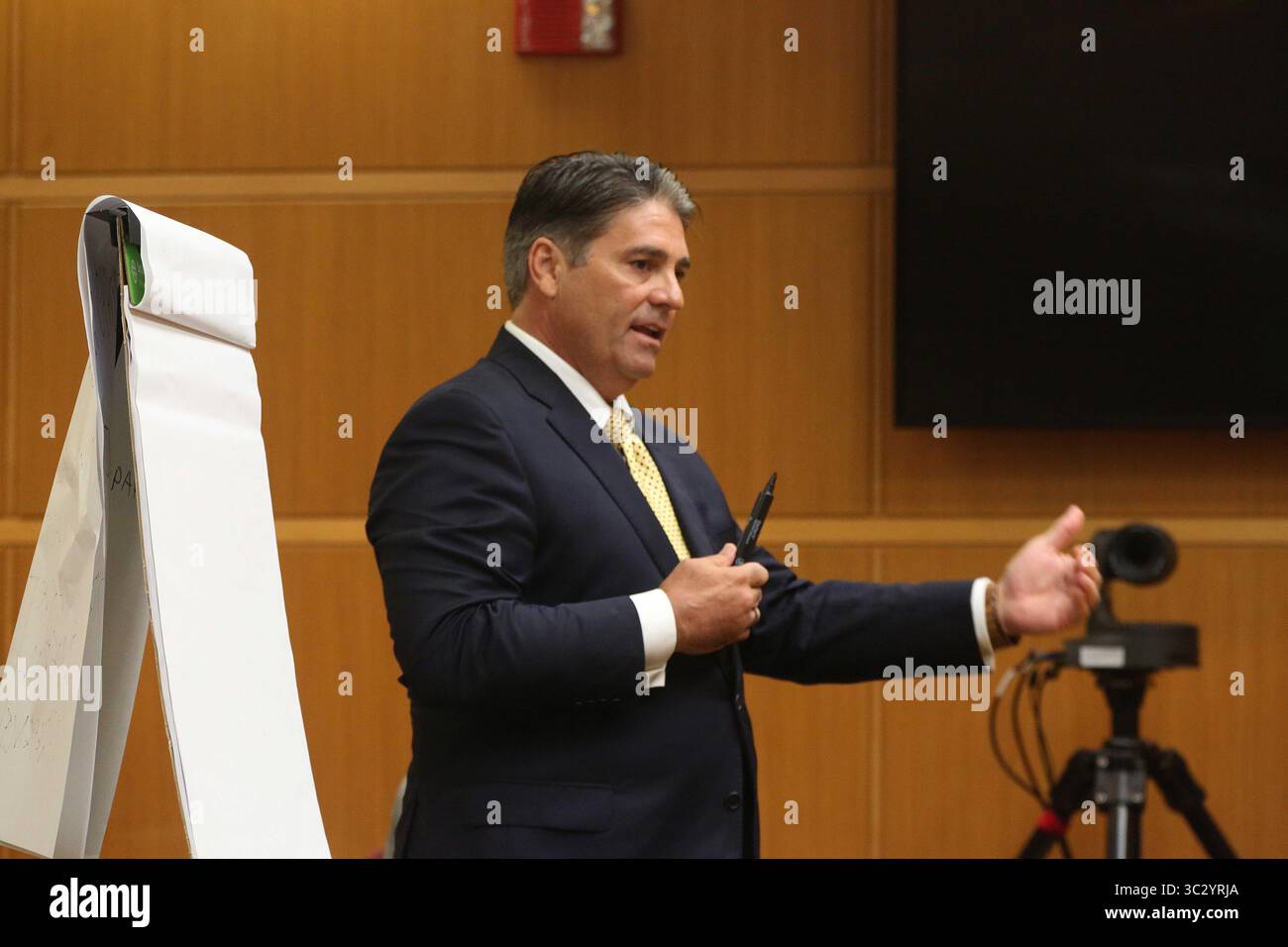 22 agosto 2019, Clearwater, Florida, Stati Uniti: Roy Bedard, formatore e consulente di polizia, testimonia davanti alla giuria nel processo Michael Drejka per omicidio colposo, giovedì 22 agosto 2019 nella contea di Pinellas. (Immagine di credito: © Scott Keeler/Tampa Bay Times tramite ZUMA Wire) Foto Stock