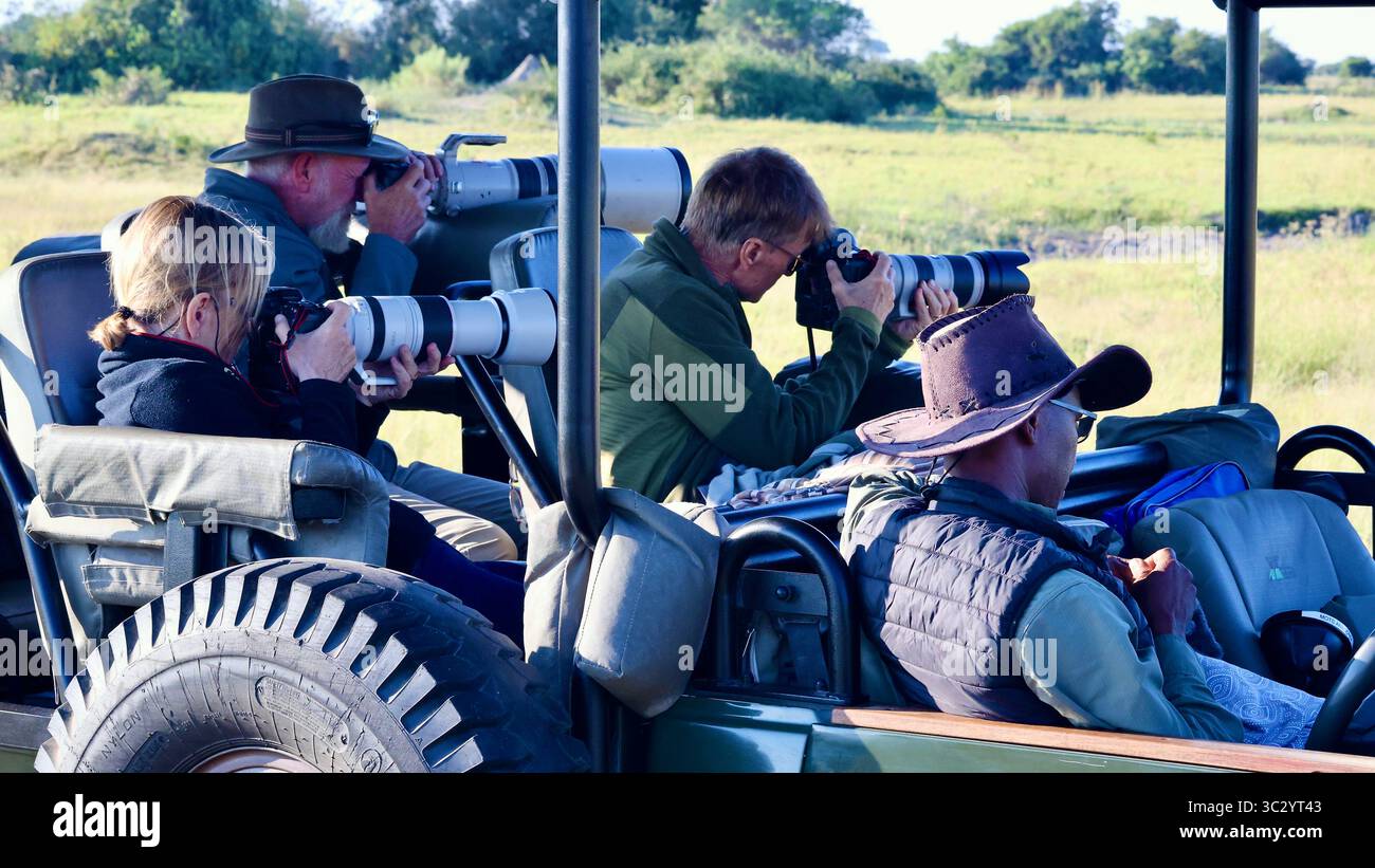 Turisti in Safari fotografico in Botswana Foto Stock