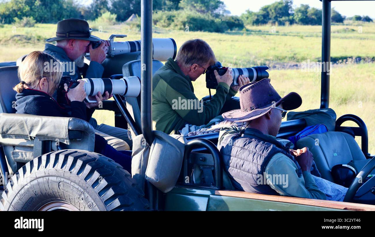 Turisti in Safari fotografico in Botswana Foto Stock