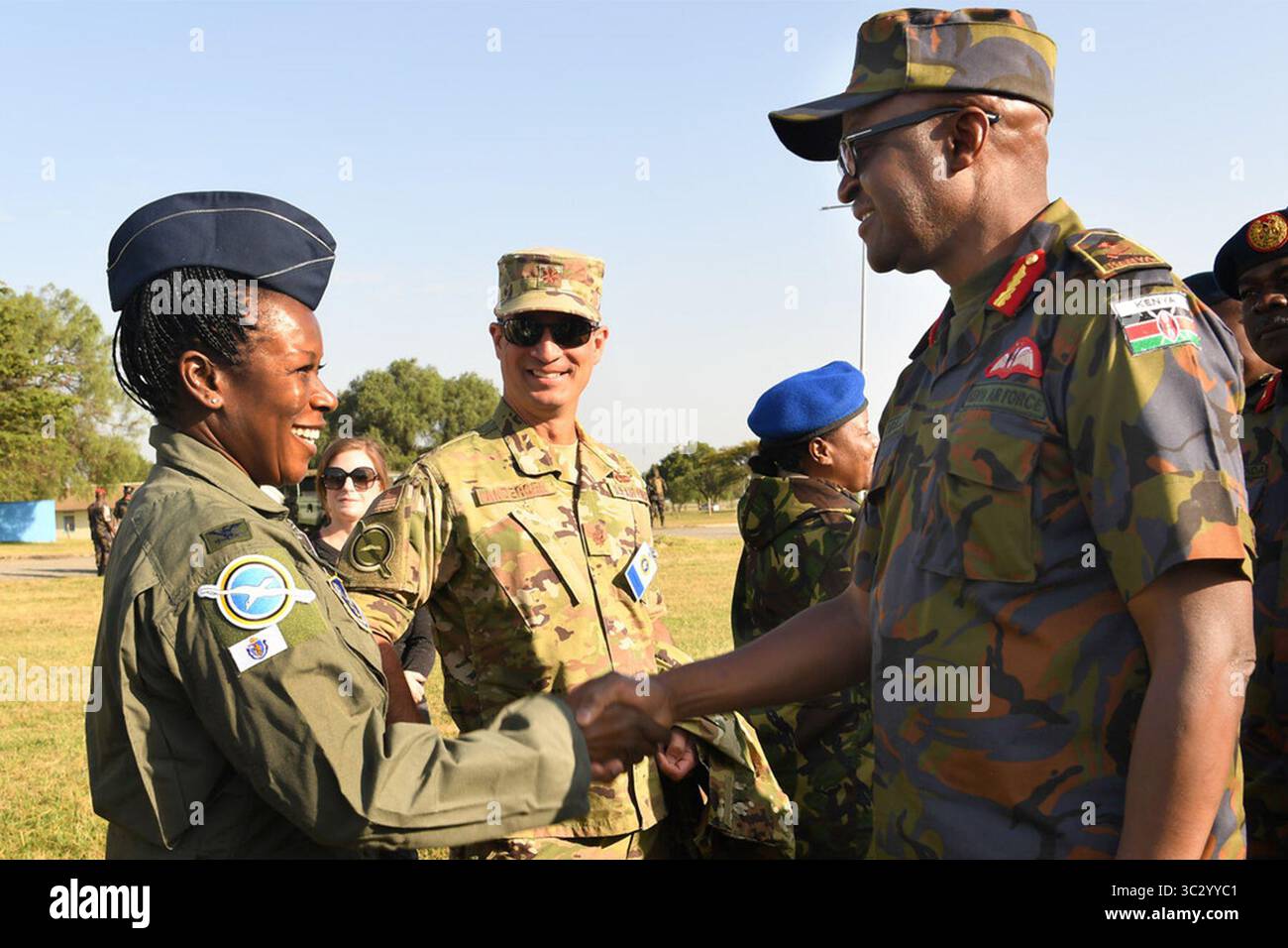 20 agosto 2019 - Kenya - il colonnello Melinda Swanson stringe la mano al maggiore generale Francis C. Ogolla, comandante della Kenya Air Force, dopo la cerimonia di apertura del volo African Partnership Kenya 2019 presso la base aerea di Laikipia, Kenya, 20 agosto 2019. Swanson sta fornendo supporto medico durante l'evento come parte del programma di partenariato statale tra il Kenya e la Guardia Nazionale del Massachusetts. (Immagine di credito: © U.S. Air Force/ZUMA Wire/ZUMAPRESS.com) Foto Stock