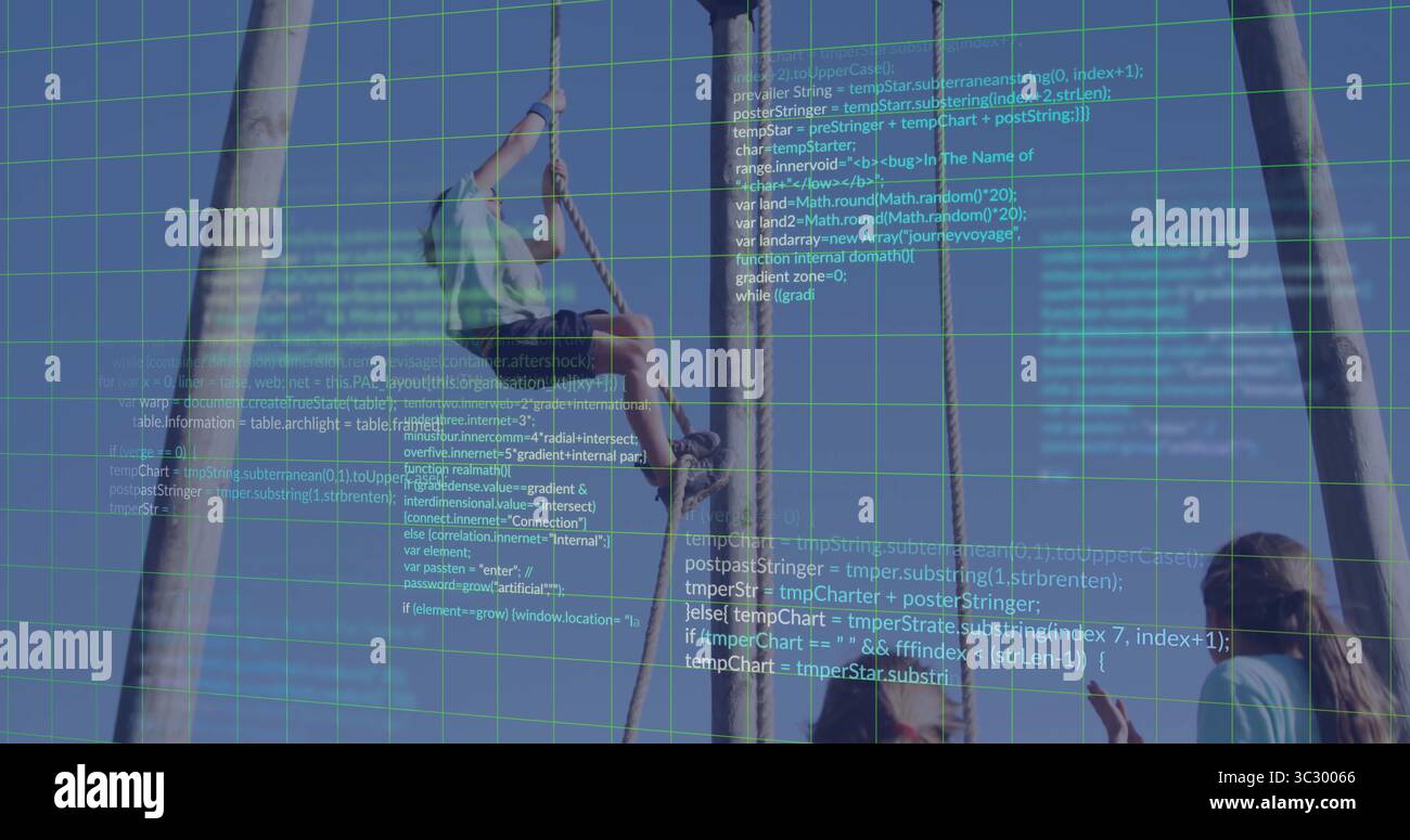 Ragazzo arrampicante con maglietta verde menta che scala la corda verticale sul percorso di corda, con sovrapposizione del codice griglia Foto Stock