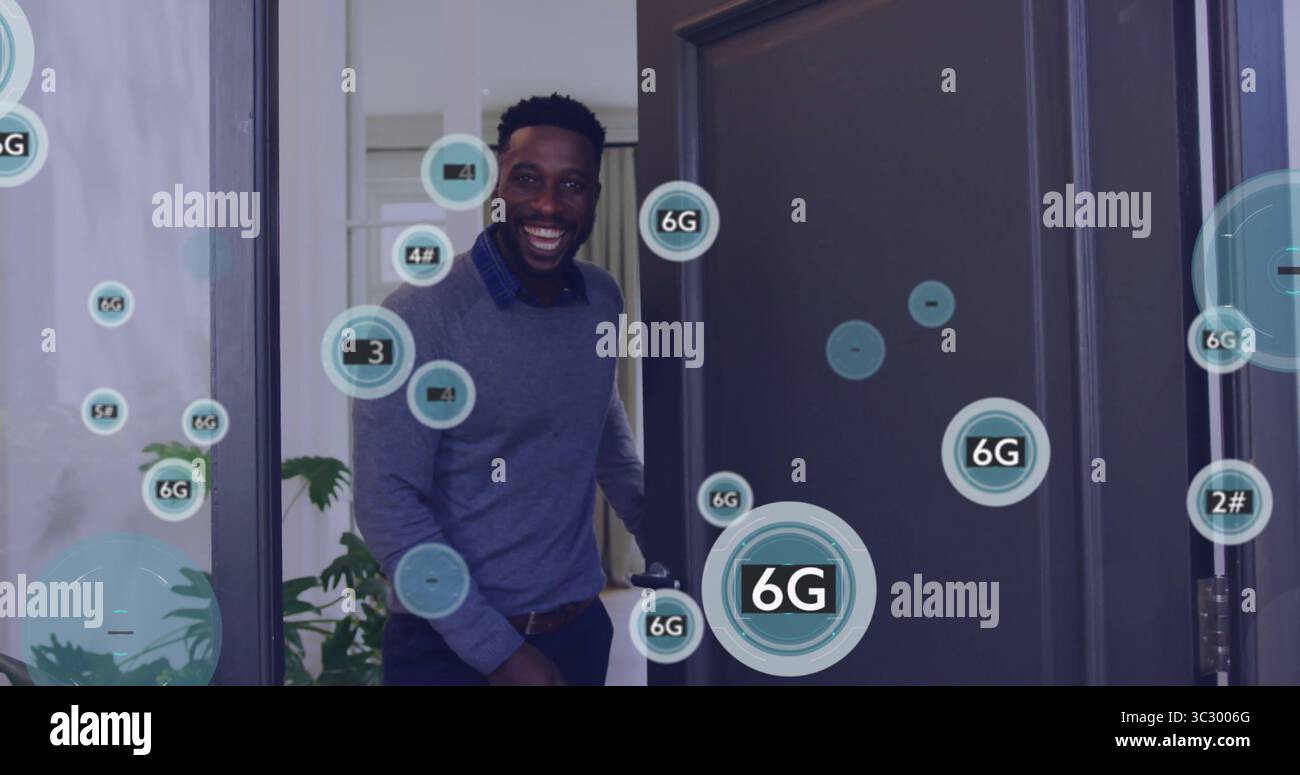 Un uomo che entra nella porta nera indossa un maglione grigio, una camicia blu entra in ufficio, icone 6G fluttuanti Foto Stock