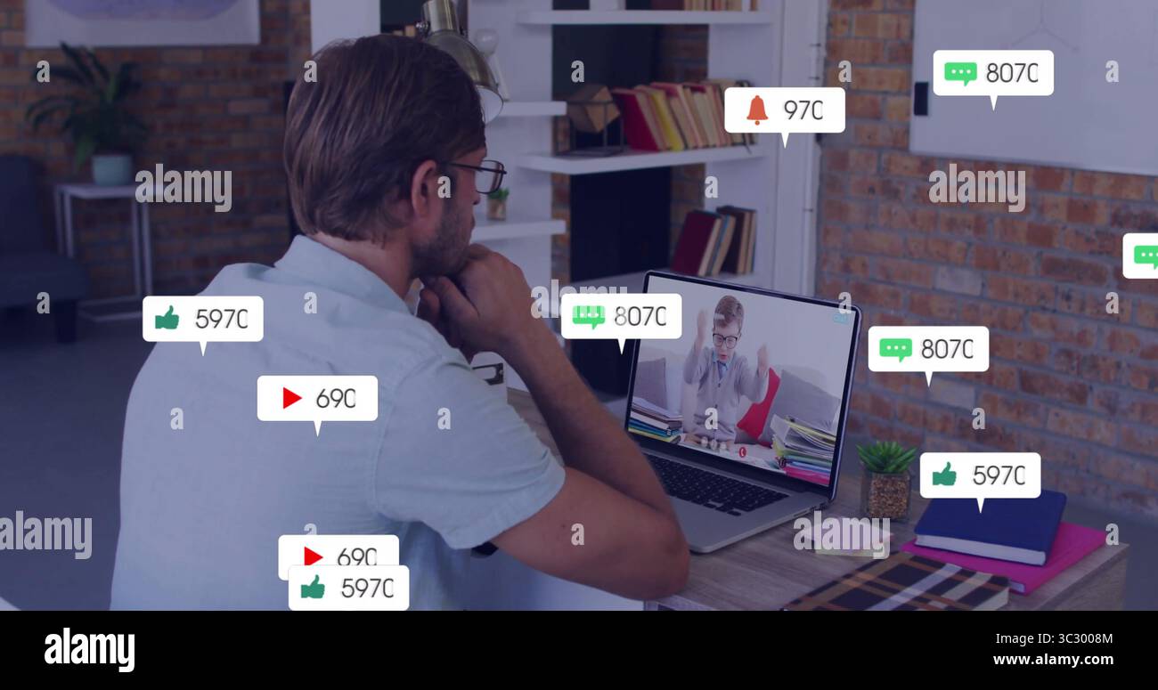 Tutor con barba che indossa una polo che conduce tutoraggio remoto alla scrivania dell'ufficio domestico con laptop e spazio per le copie Foto Stock