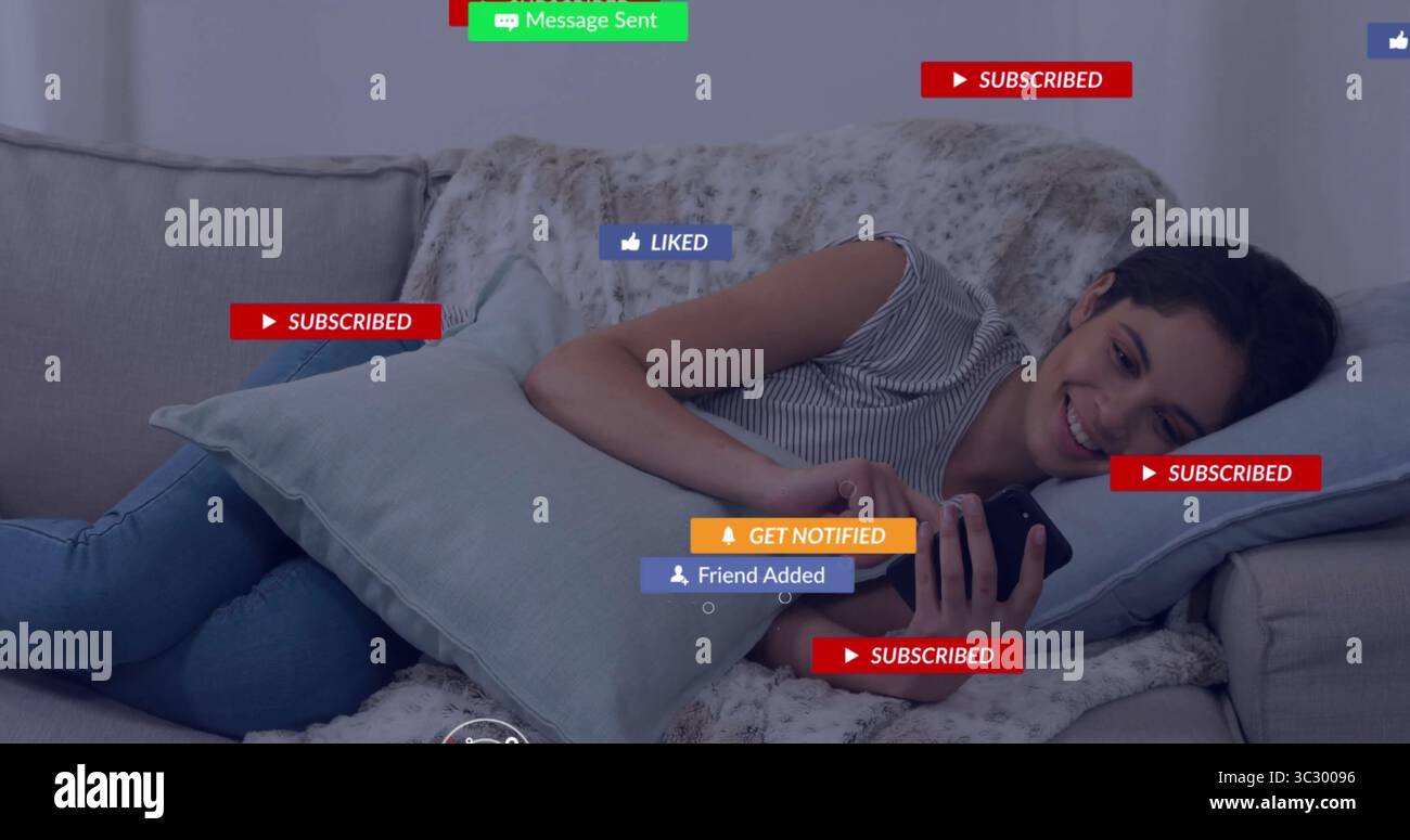 Donna sdraiata con imbottitura a righe, smartphone a scorrimento sul divano, icone digitali Foto Stock