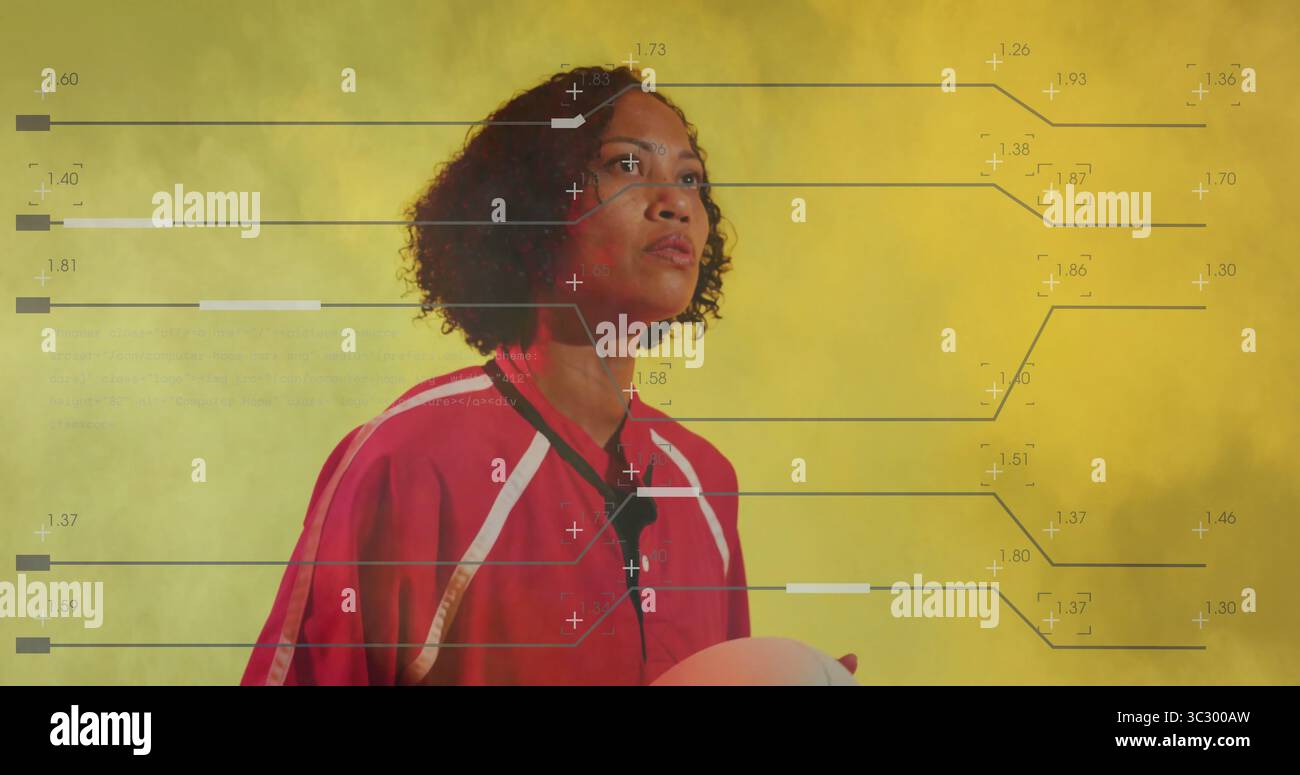 Mostra una donna in maglia rossa che tiene la palla da calcio all'anca in giallo nebbia studio, sovrapposizione analitica Foto Stock