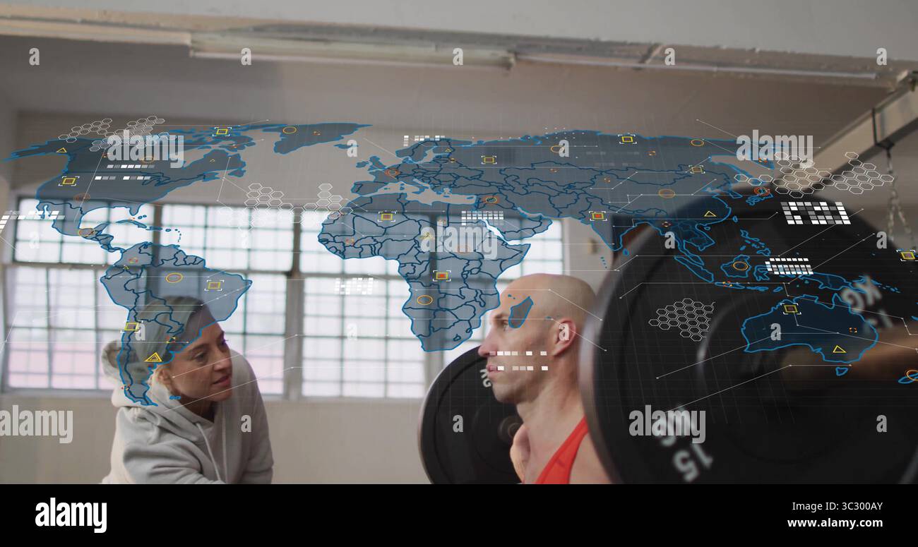 Istruttore di avvistamento che assiste l'uomo nella canotta rossa che fa il barbell squat in palestra con rivestimento digitale Foto Stock