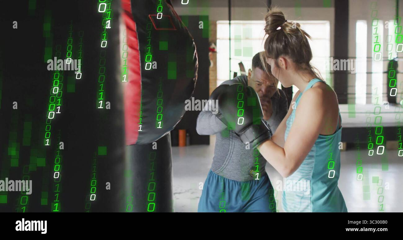 Consegna pugno femminile di allenamento pugilato in palestra, con borsa per allenare il coach, guanti e codice binario Foto Stock Consegna pugno femminile di allenamento pugilato in palestra, con borsa per allenare il coach, guanti e codice binario Foto Stock
