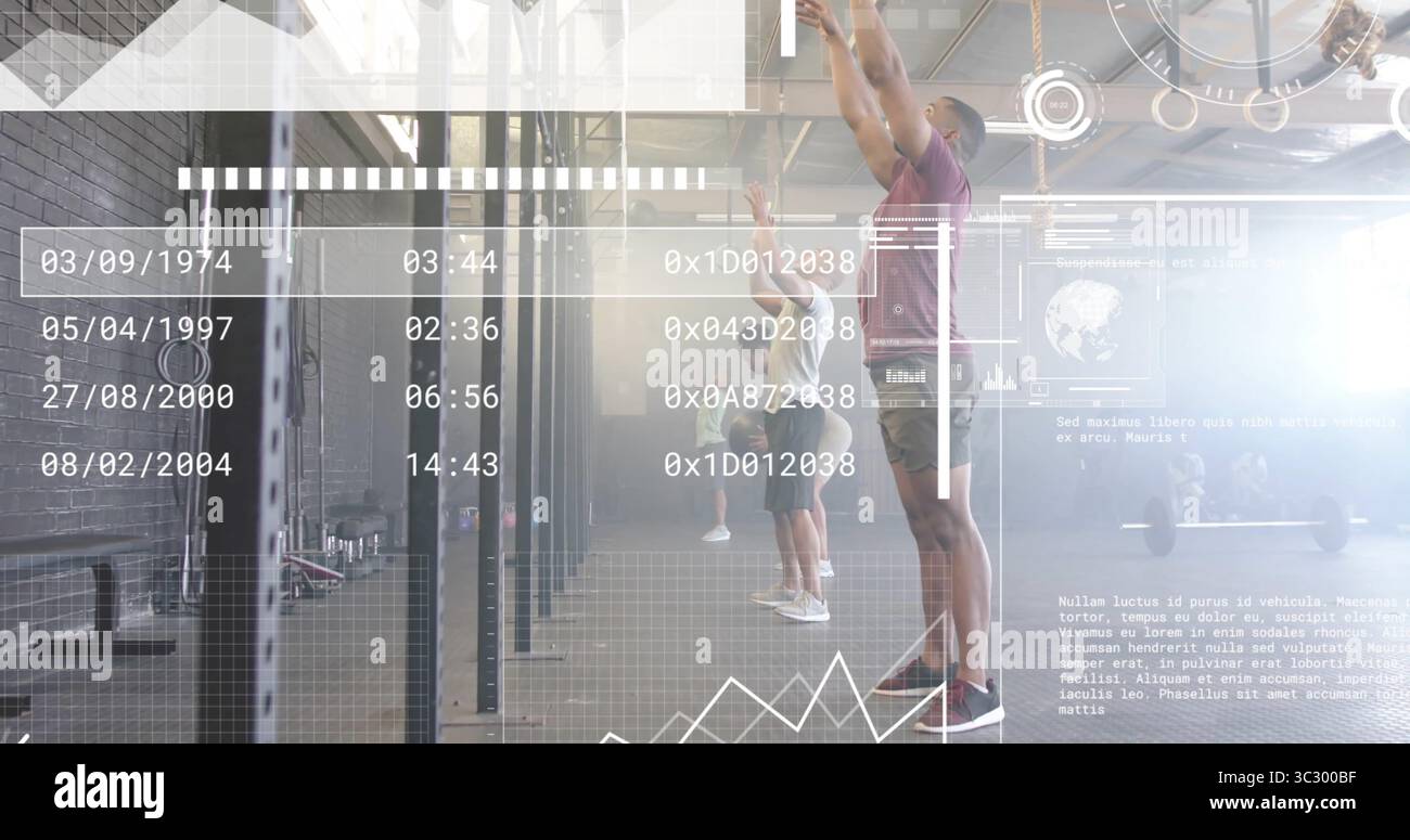 Verso l'alto, uomo in camicia Bordeaux che afferra il pull-up bar in palestra, con piatti per pesi, barcampane Foto Stock