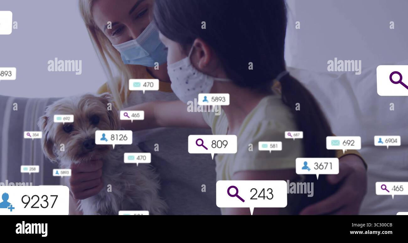Tenere in mano il cane madre-figlia che indossa maschere facciali, sedersi sul divano di casa, fluttuare sovrapposizioni digitali Foto Stock