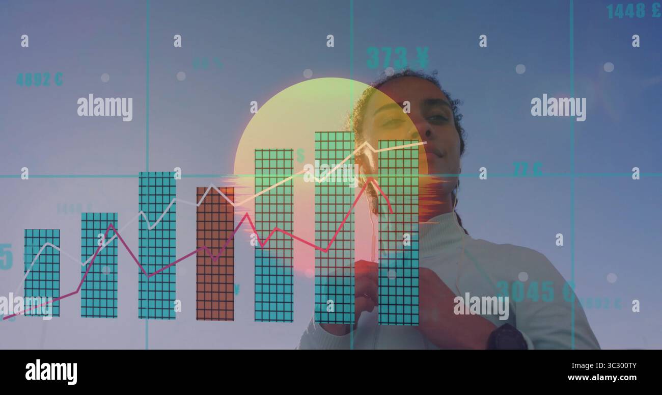 Giacca regolabile da atleta all'alba, con smartwatch e sovrapposizione cartografica Foto Stock