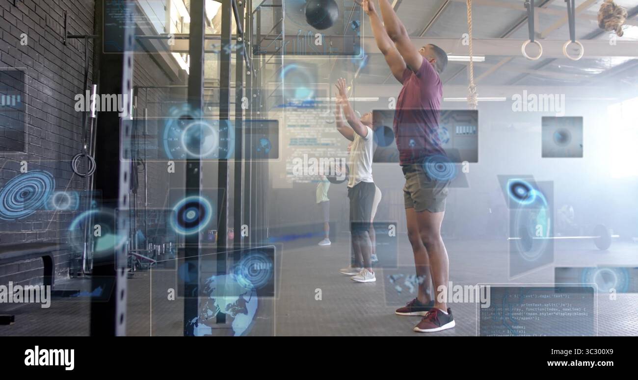 Sollevare le palle sopra la testa, fare gruppo in allenamento sportivo in palestra con carro pull-up, sovrapposizioni UI Foto Stock