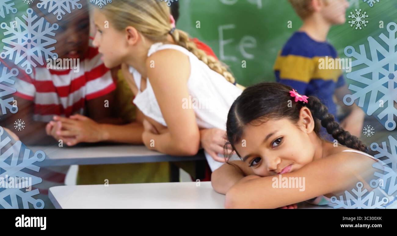 Ragazza che riposa con trecce appoggiate sulla testa sulle braccia alla scrivania dell'aula, con grafica a fiocco di neve, spazio per le copie Foto Stock