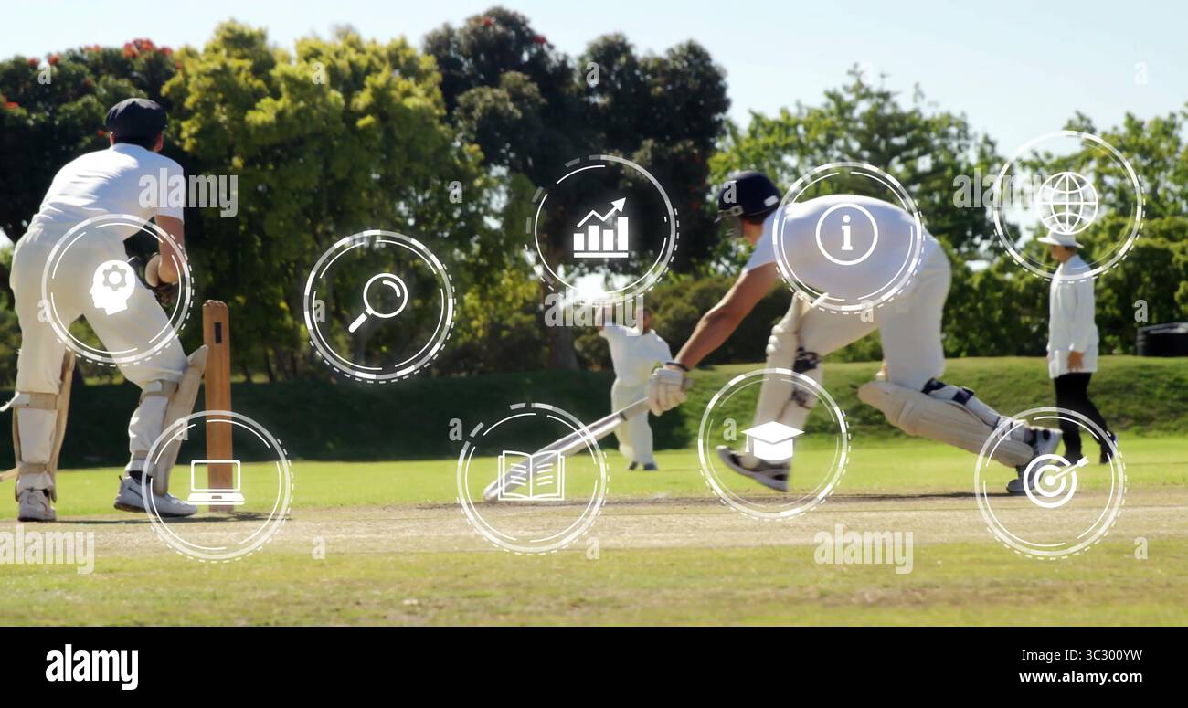 Bowler che consegna palla e battitore che affonda con la mazza nel campo d'erba, con icone digitali e spazio di copia Foto Stock