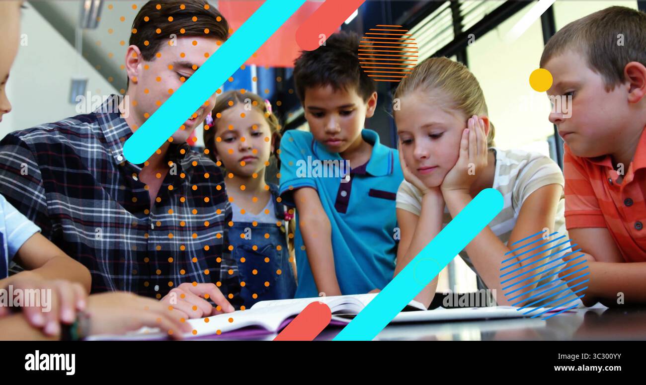 Puntare un insegnante di camicia a scacchi che guida i bambini a leggere al tavolo della scuola con libro aperto, spazio di copia Foto Stock