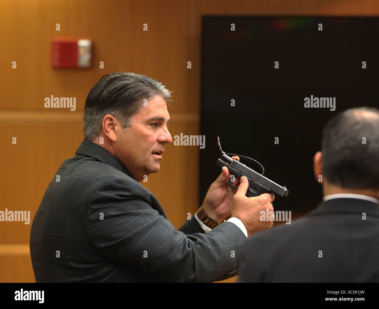 23 agosto 2019, Clearwater, Florida, Stati Uniti: Roy Bedard, formatore e consulente di polizia, testimonia davanti alla giuria nel processo Michael Drejka per omicidio colposo, venerdì 23 agosto 2019 nella contea di Pinellas. Ha la pistola davanti alla giuria che l'imputato Michael Drejka ha usato per uccidere Markeis McGlockton fuori dal Circle A Food Mart, Clearwater, nel luglio 2018. (Immagine di credito: © Scott Keeler/Tampa Bay Times tramite ZUMA Wire) Foto Stock