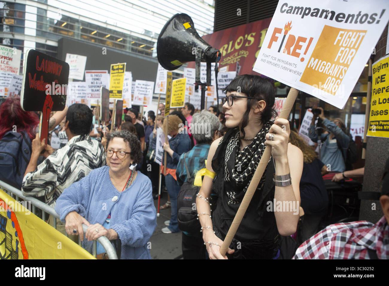 23 agosto 2019: Manifestanti sono mostrati protestare contro Greyhound Corporation e ICE (immigrazione dogana e applicazione) presso il terminal degli autobus di Port Authority sulla 42nd e 8th Avenue a New York, New York. Circa 100 attivisti di una coalizione di gruppi tra cui IL FUOCO (lotta per i rifugiati immigrati ovunque) hanno protestato Greyhound consentendo agli agenti ICE di salire a bordo dei loro autobus â€œsearching per i migranti,â€ funzionari hanno detto (immagine di credito: © Brian Branch Price/ZUMA Wire) Foto Stock