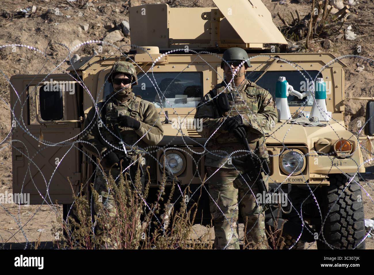 Migliaia di migranti dall'America Latina aspettano al confine meridionale degli Stati Uniti la fine del titolo 42, il governatore del Texas ha ordinato alla Guardia Nazionale del Texas di mantenere la sorveglianza sul confine per impedire l'ingresso massiccio di migranti Foto Stock